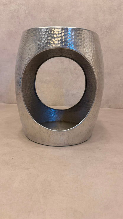 Design Beistelltisch aus gehämmertem Metall Silber