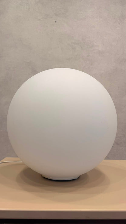 Design Kugelleuchte Tischlampe aus Opalglas