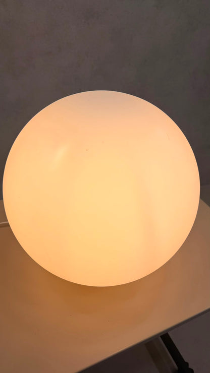 Design Kugelleuchte Tischlampe aus Opalglas