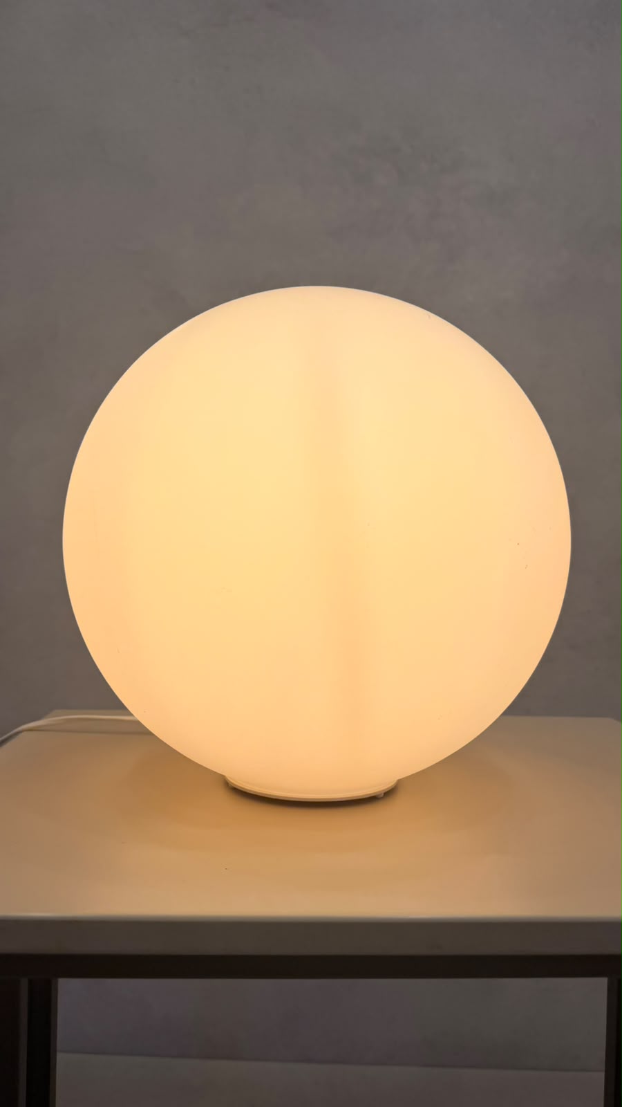 Design Kugelleuchte Tischlampe aus Opalglas