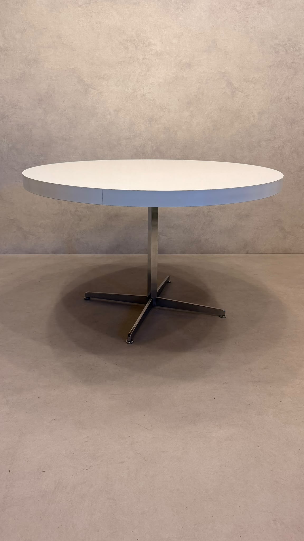 Space Age Esstisch rund Weiss mit Chromfuss 70er