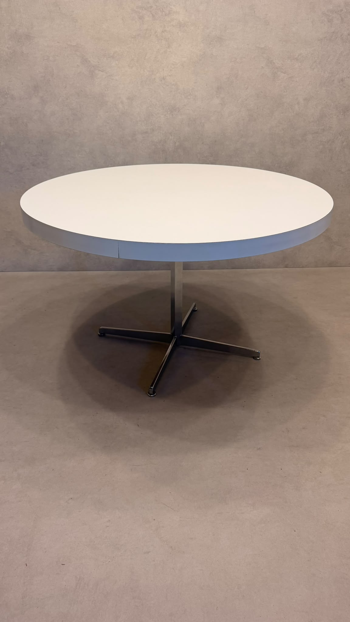Space Age Esstisch rund Weiss mit Chromfuss 70er