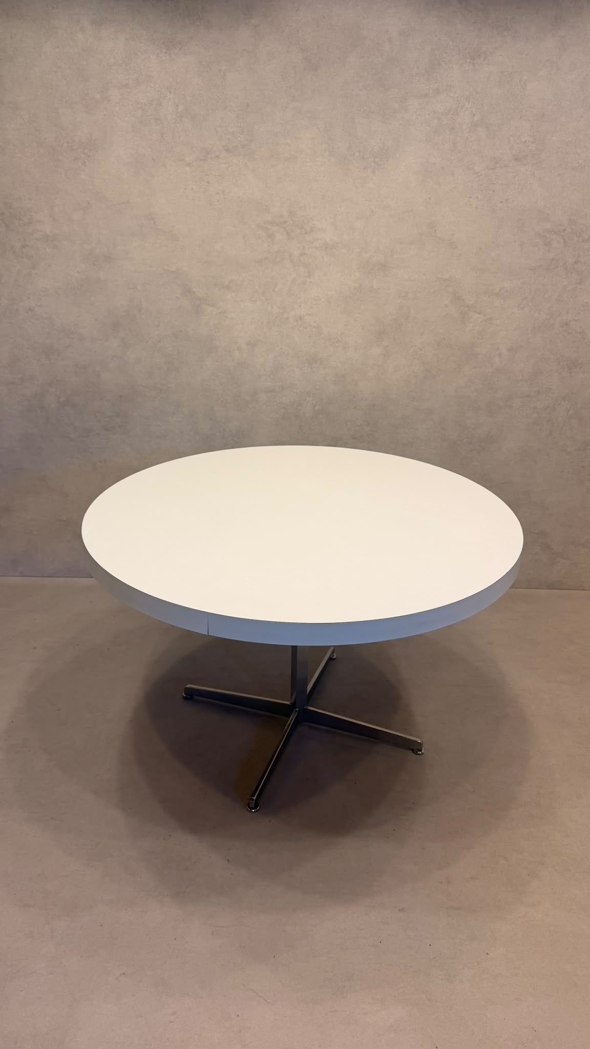Space Age Esstisch rund Weiss mit Chromfuss 70er