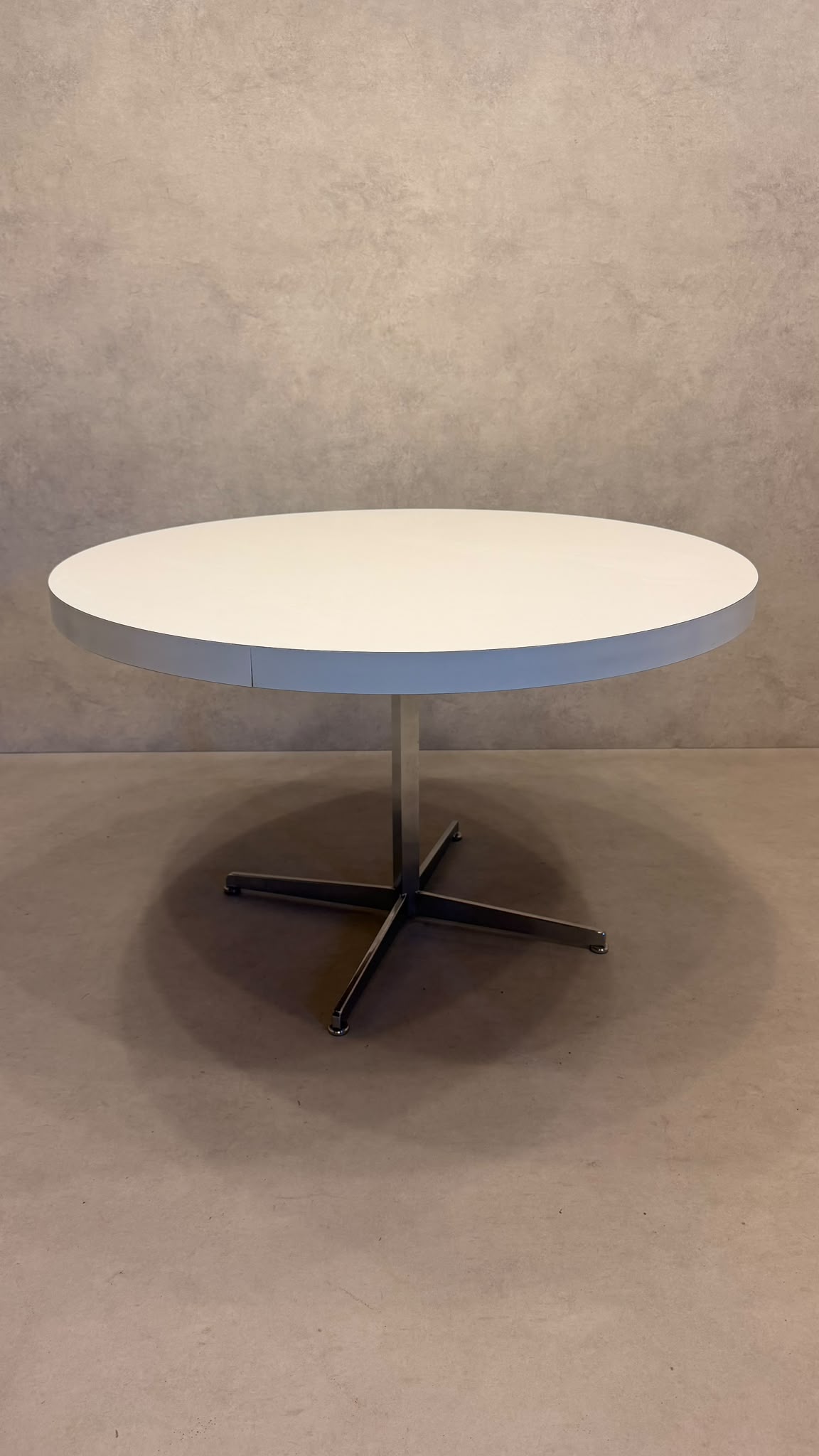 Space Age Esstisch rund Weiss mit Chromfuss 70er