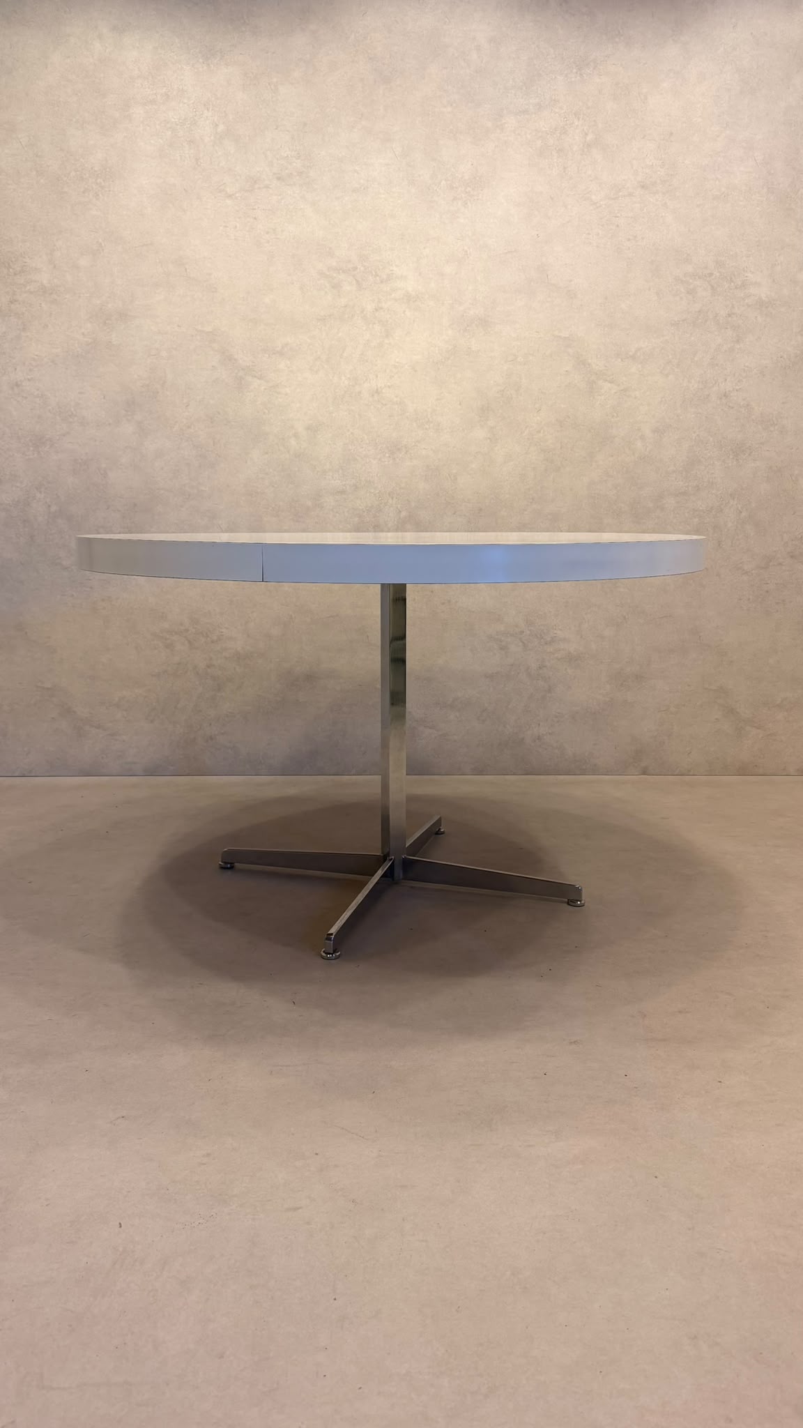 Space Age Esstisch rund Weiss mit Chromfuss 70er