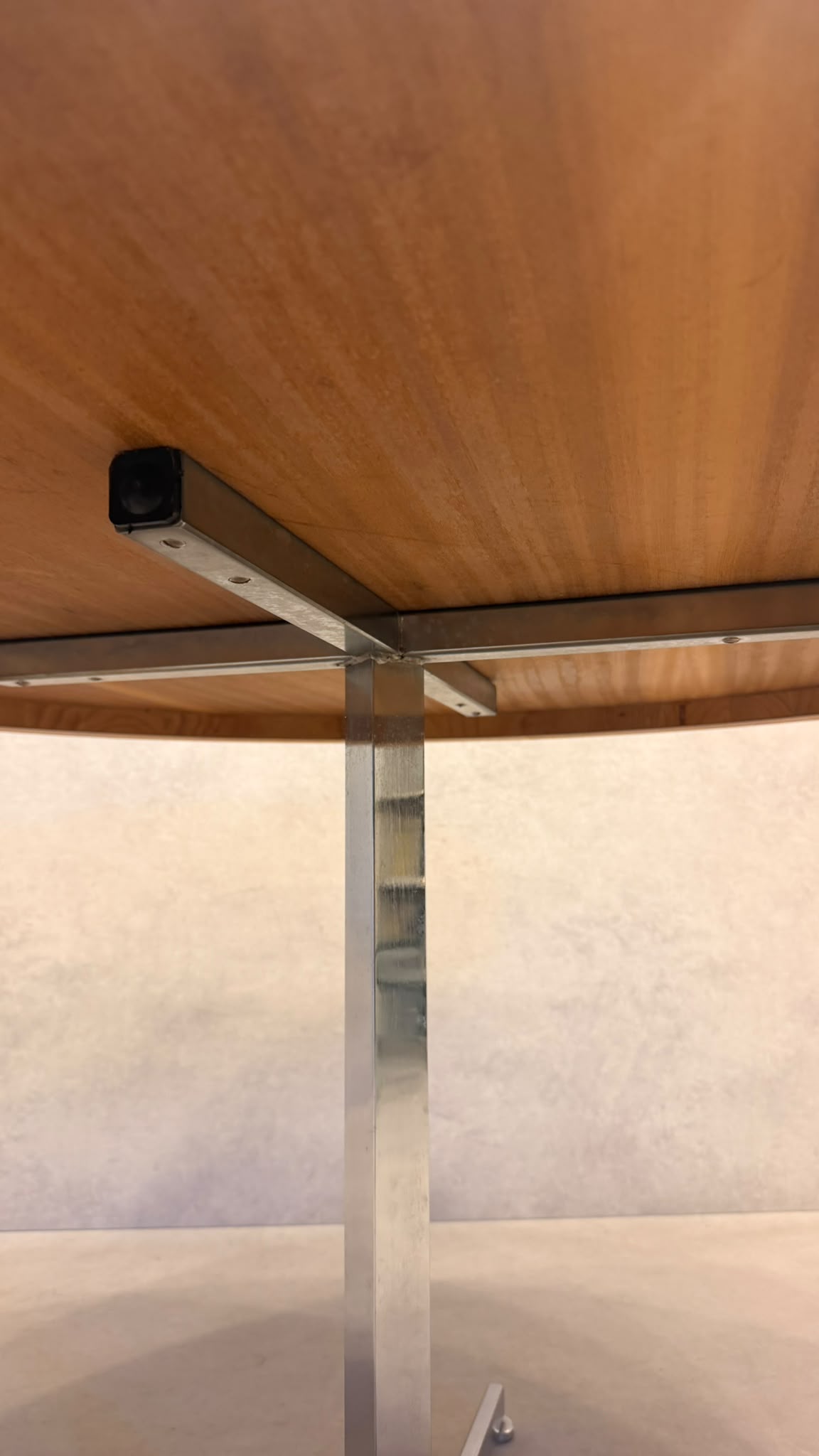 Space Age Esstisch rund Weiss mit Chromfuss 70er