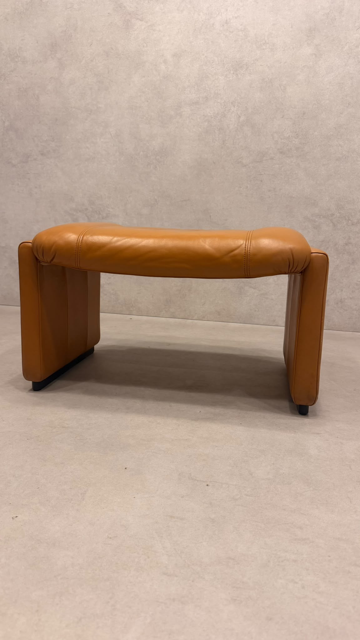 Vintage De Sede DS-31 Hocker aus Leder in cognac orange