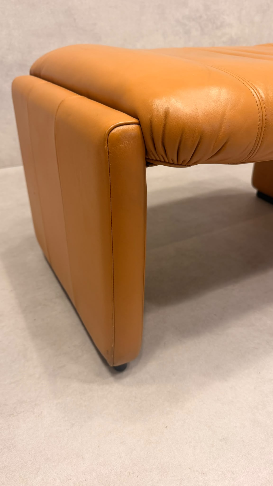 Vintage De Sede DS-31 Hocker aus Leder in cognac orange