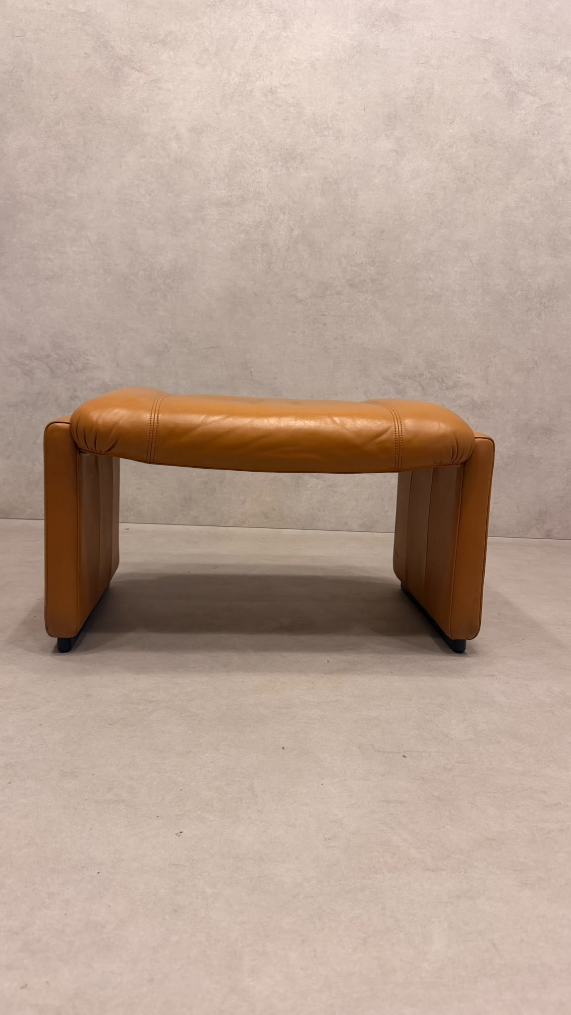 Vintage De Sede DS-31 Hocker aus Leder in cognac orange