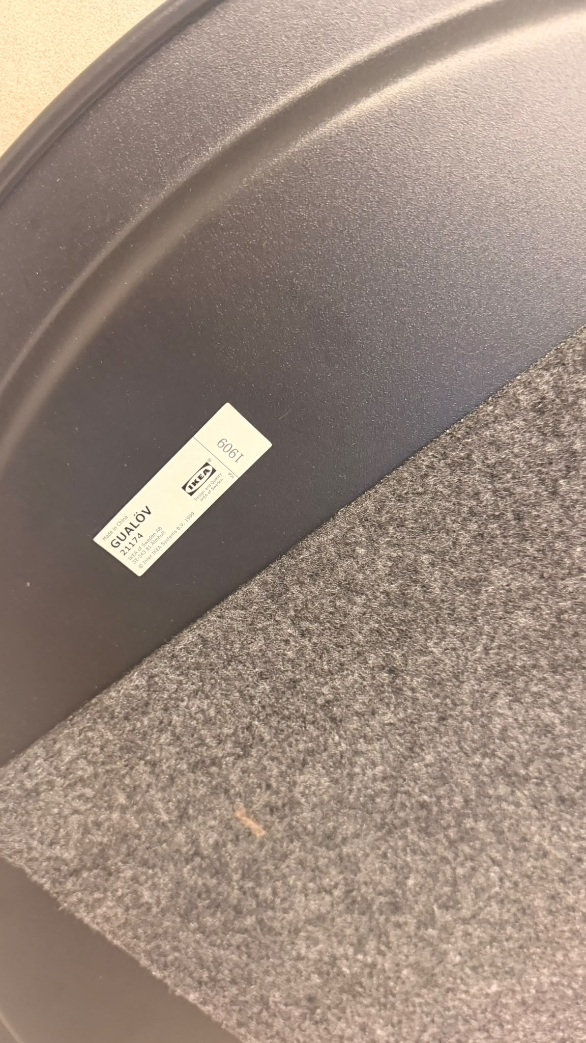IKEA GUALÖV Beistelltisch schwarz mit Metalldrahtkorb