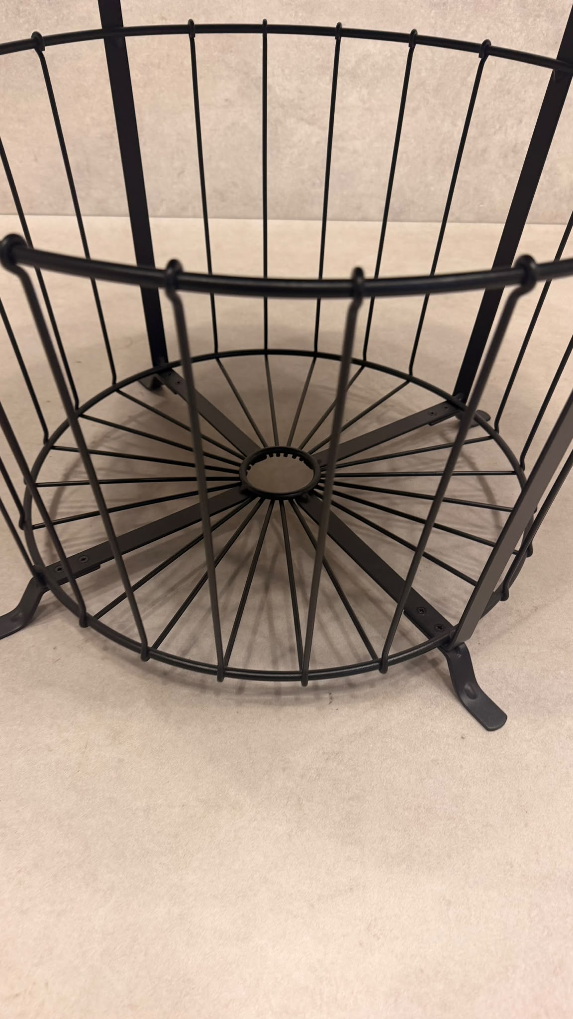 IKEA GUALÖV Beistelltisch schwarz mit Metalldrahtkorb