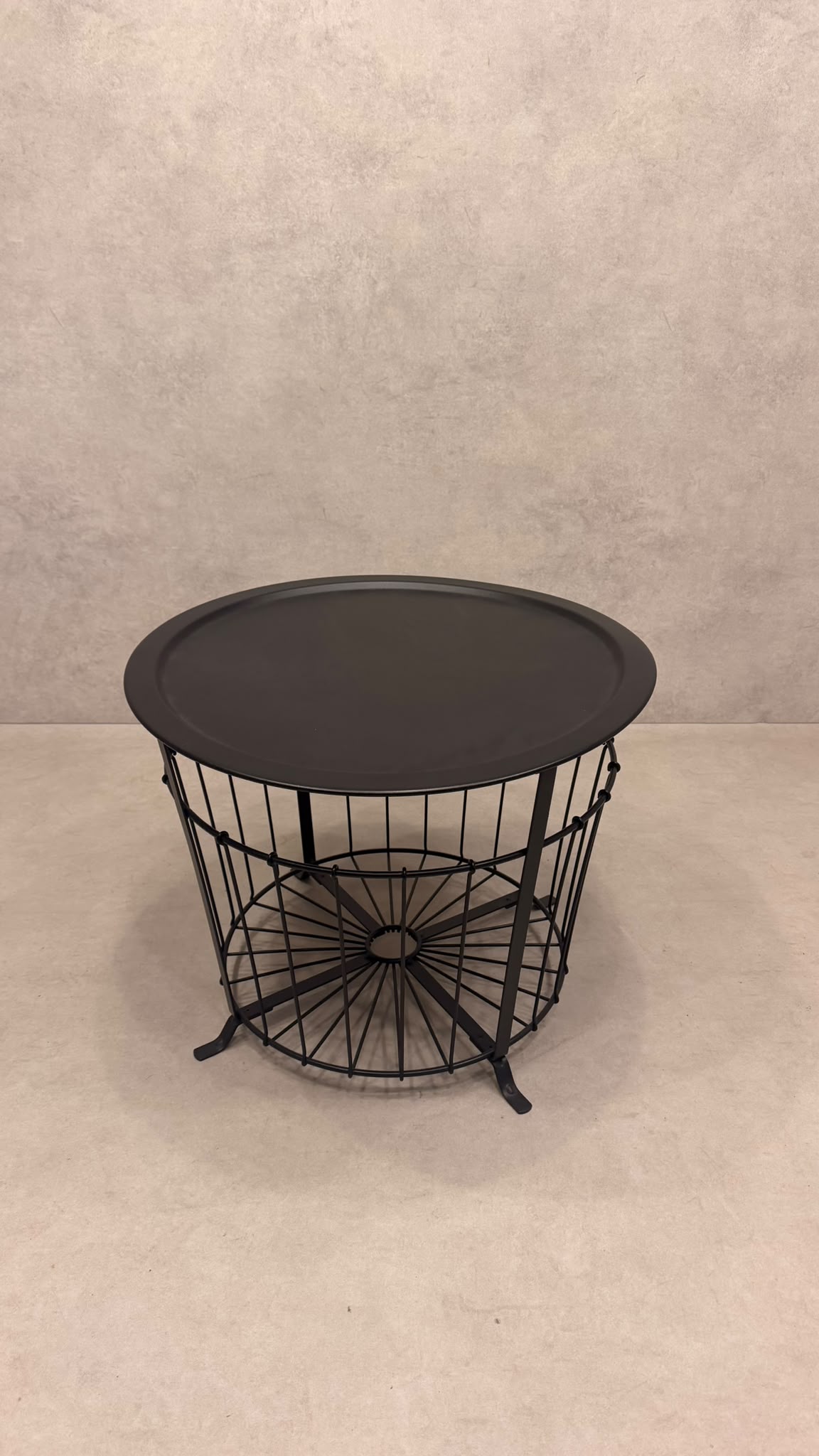 IKEA GUALÖV Beistelltisch schwarz mit Metalldrahtkorb