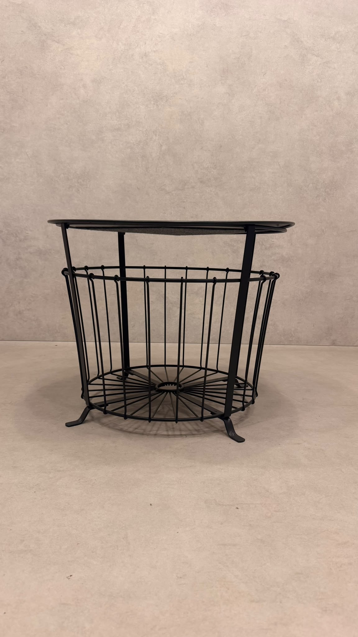 IKEA GUALÖV Beistelltisch schwarz mit Metalldrahtkorb