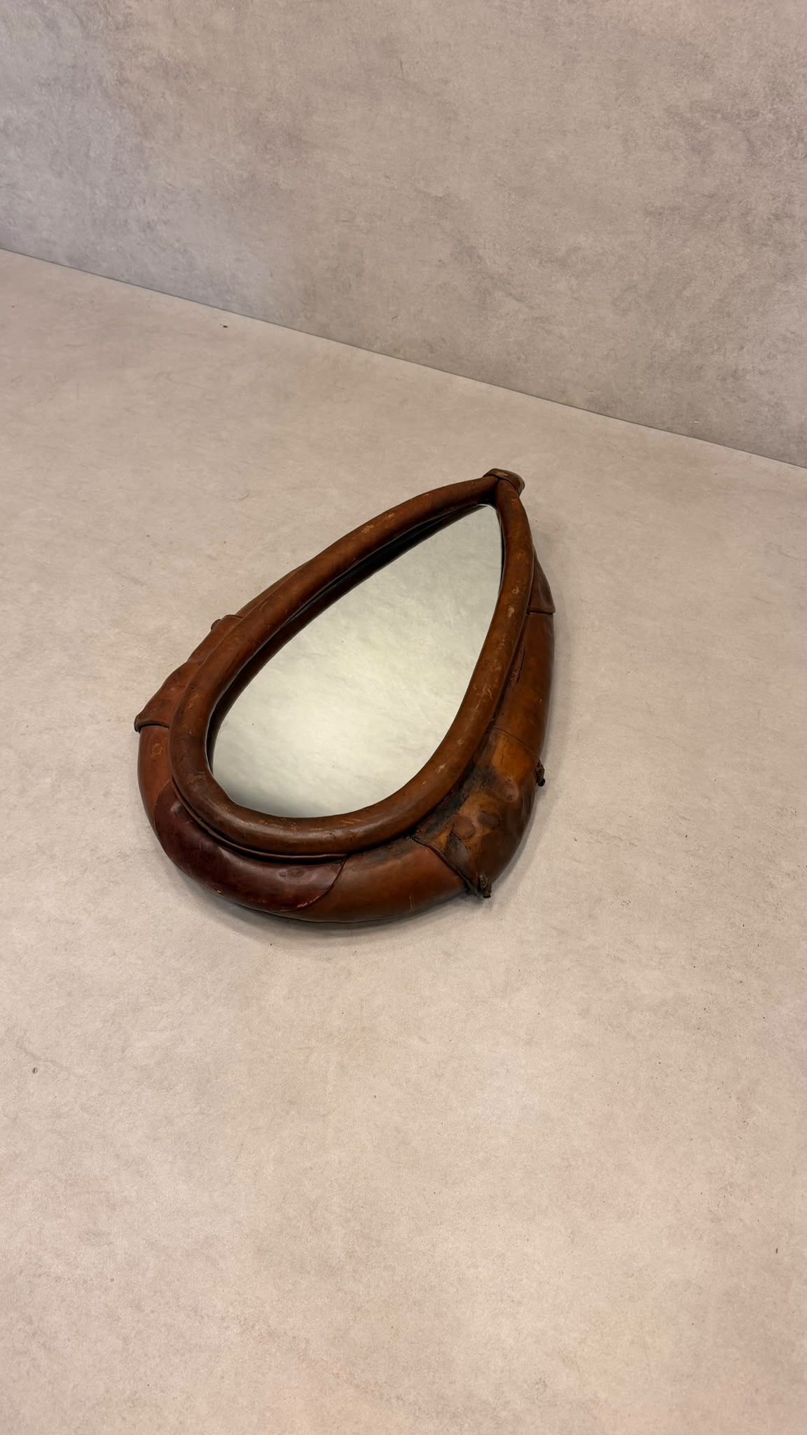 Schweizer Leder Pferdekummet Wandspiegel aus dem 20. Jh.