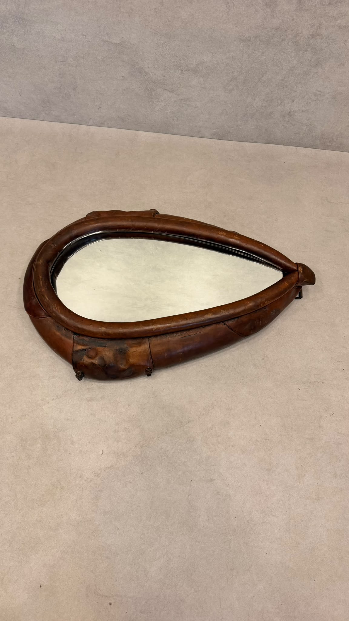 Schweizer Leder Pferdekummet Wandspiegel aus dem 20. Jh.