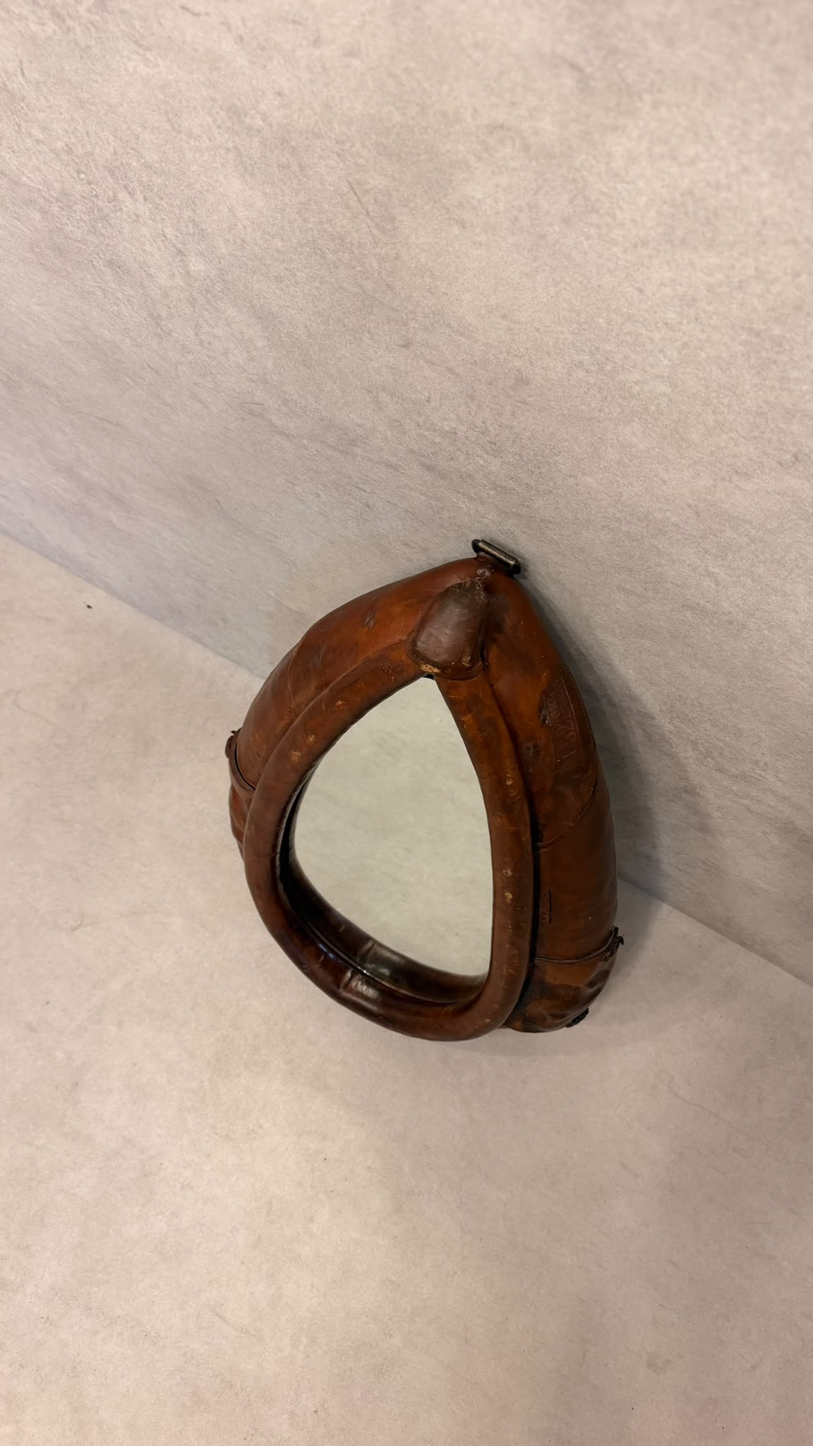 Schweizer Leder Pferdekummet Wandspiegel aus dem 20. Jh.
