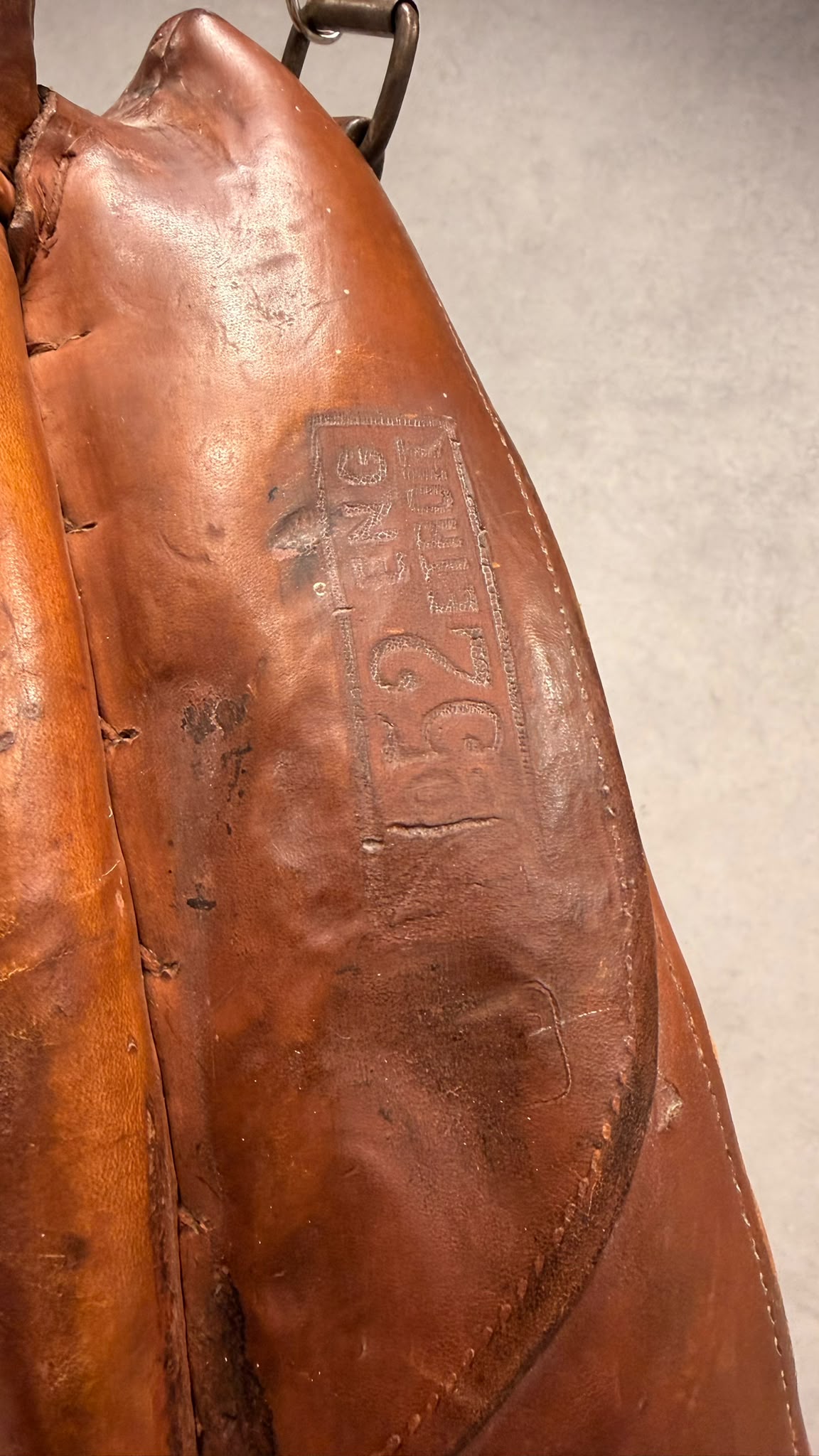 Schweizer Leder Pferdekummet Wandspiegel aus dem 20. Jh.