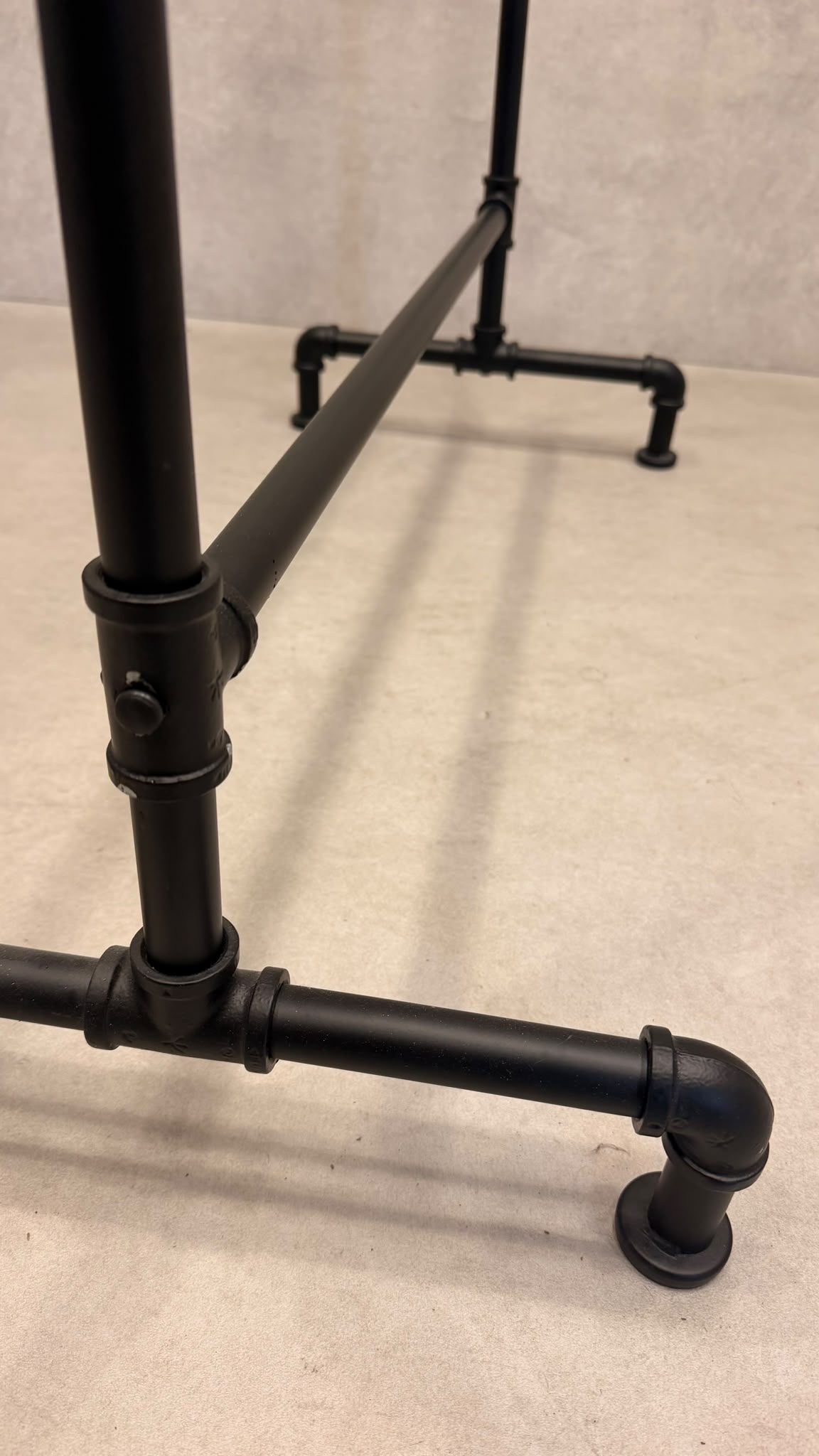 Kleiderständer Industrial Style schwarz – Wasserrohr