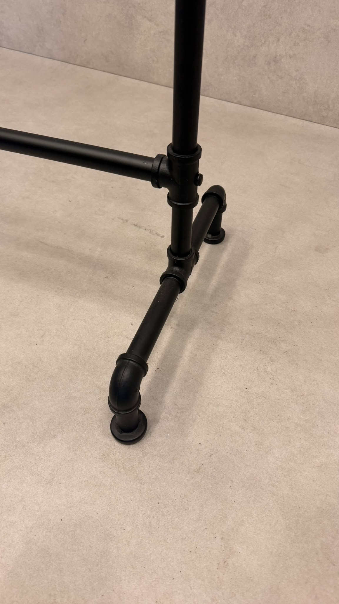 Kleiderständer Industrial Style schwarz – Wasserrohr