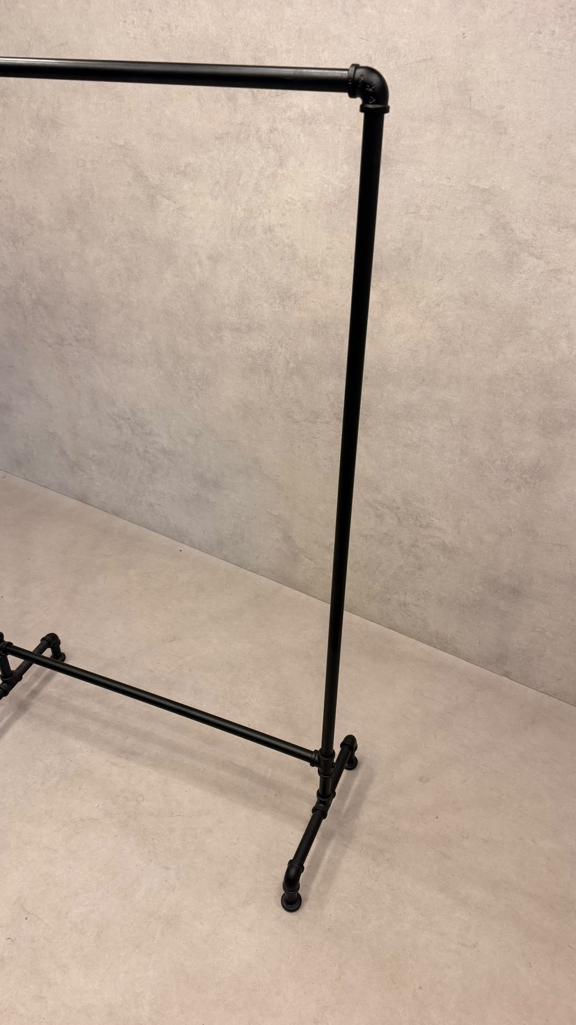 Kleiderständer Industrial Style schwarz – Wasserrohr