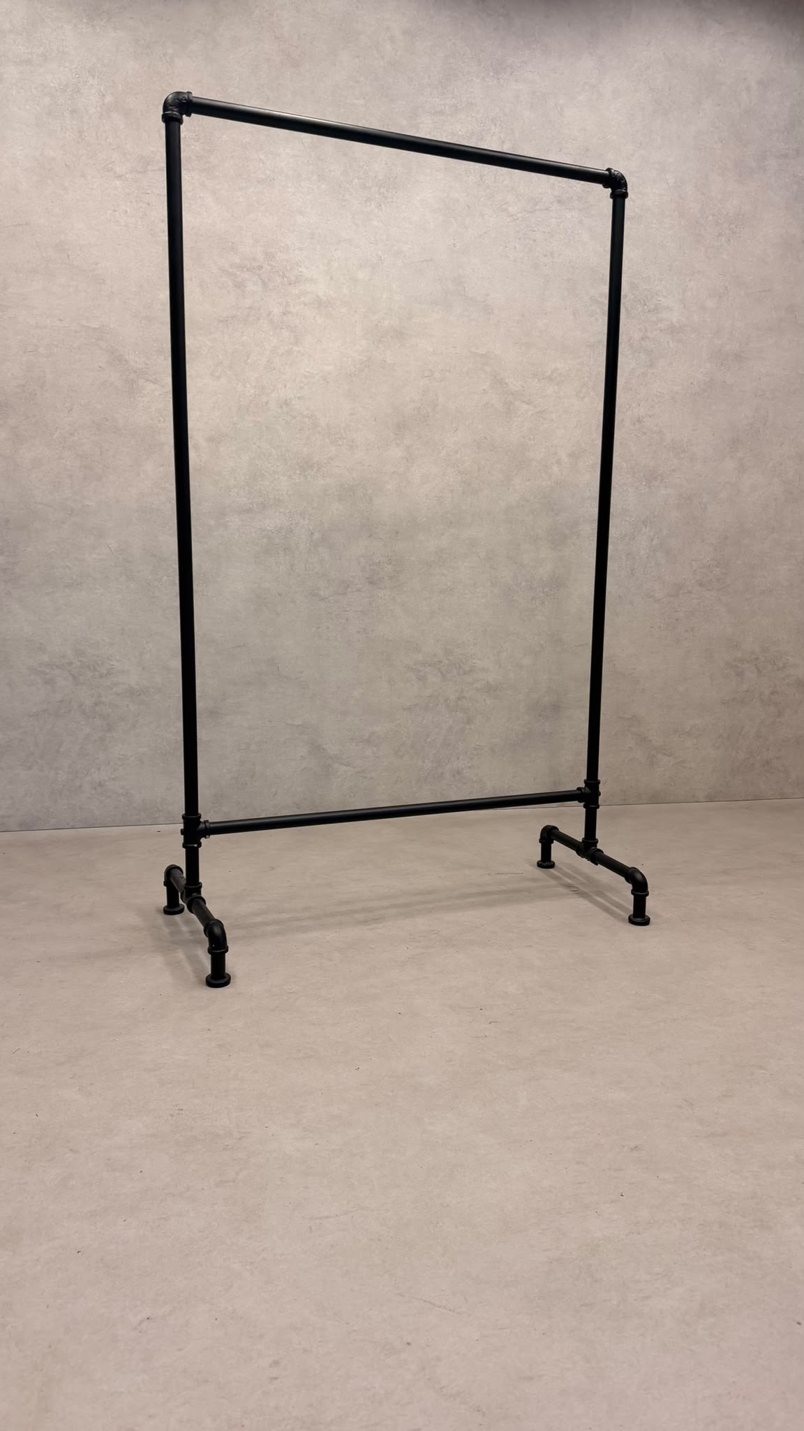 Kleiderständer Industrial Style schwarz – Wasserrohr