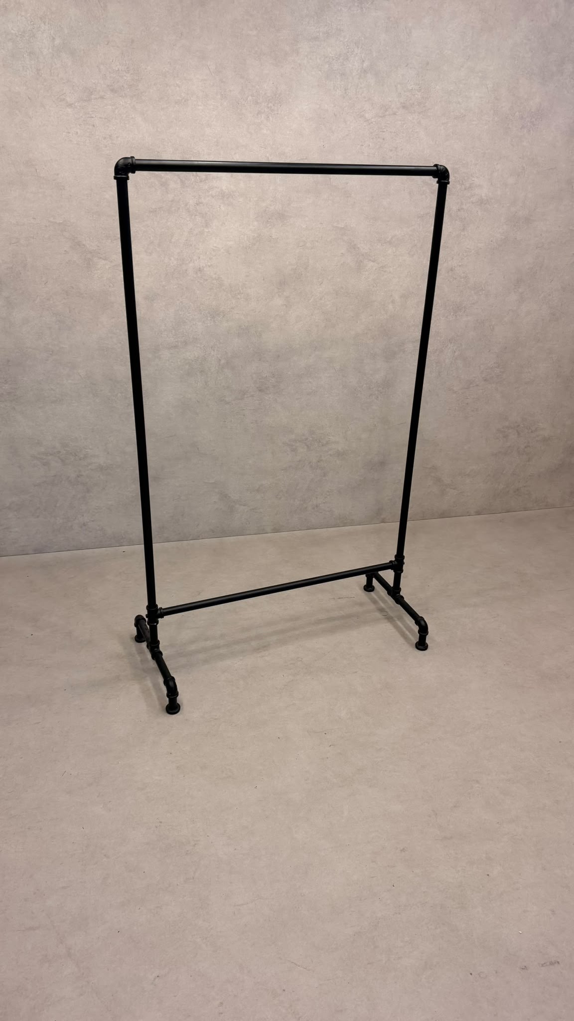 Kleiderständer Industrial Style schwarz – Wasserrohr
