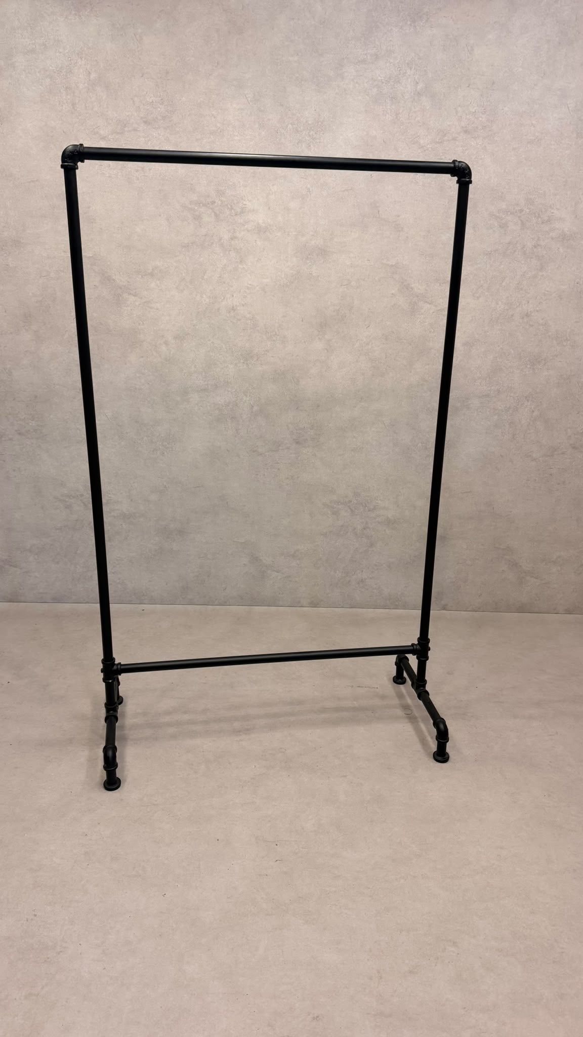 Kleiderständer Industrial Style schwarz – Wasserrohr
