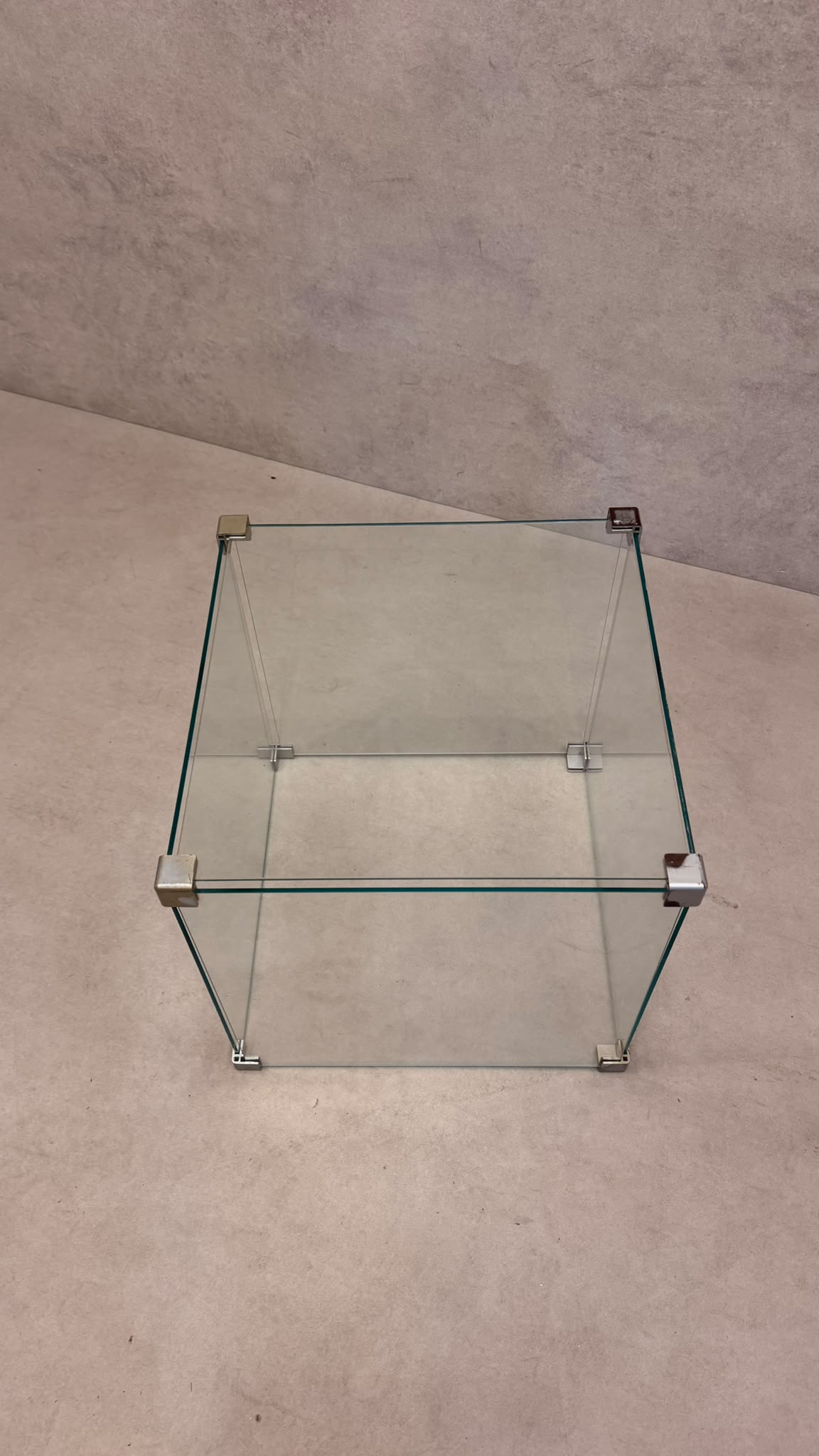 Minimalistischer Design Beistelltisch aus Glas