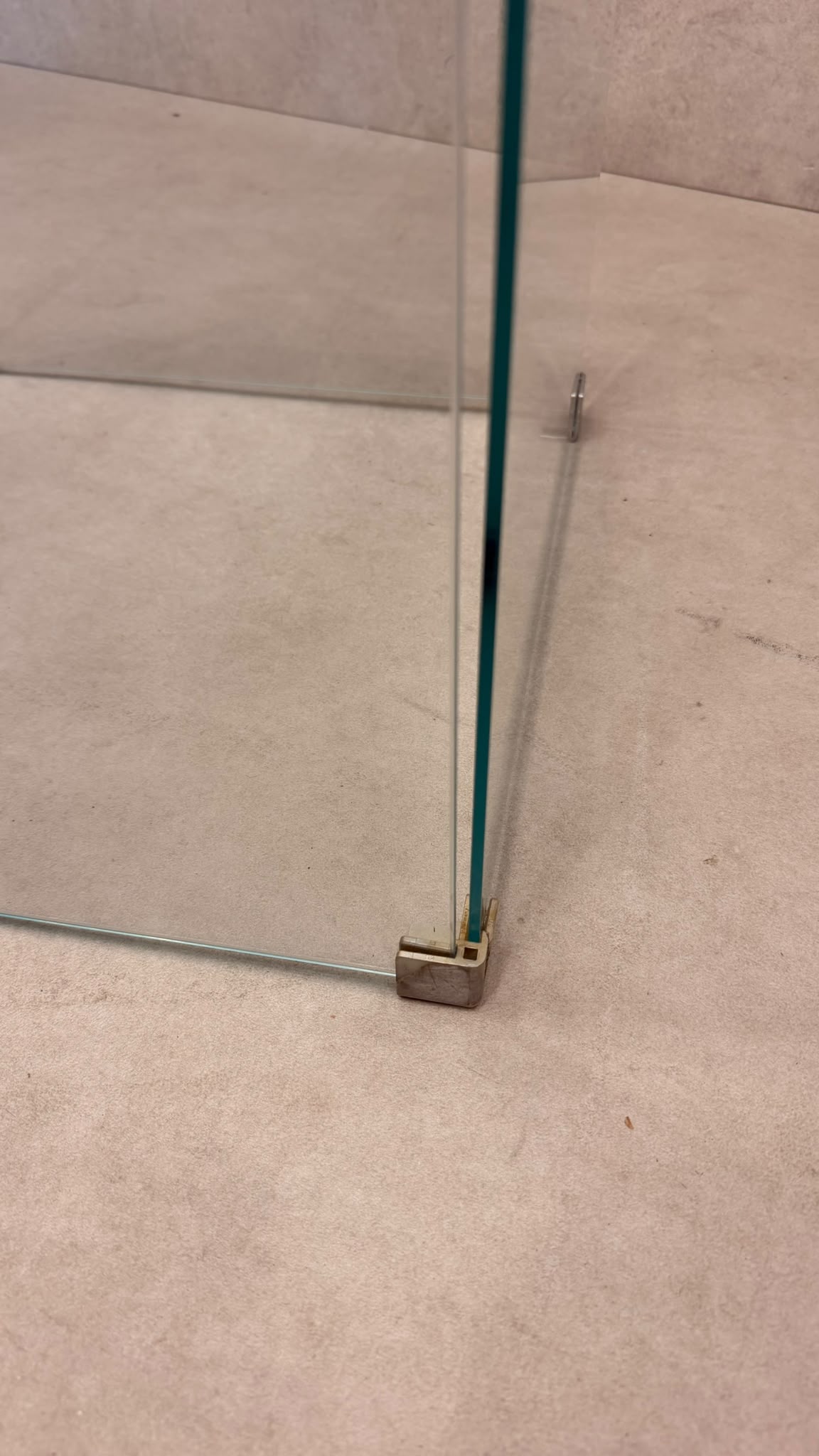 Minimalistischer Design Beistelltisch aus Glas