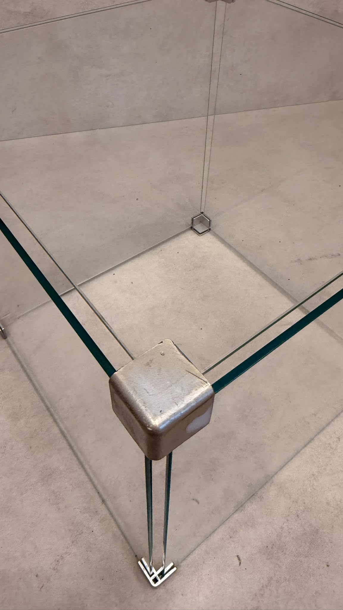 Minimalistischer Design Beistelltisch aus Glas