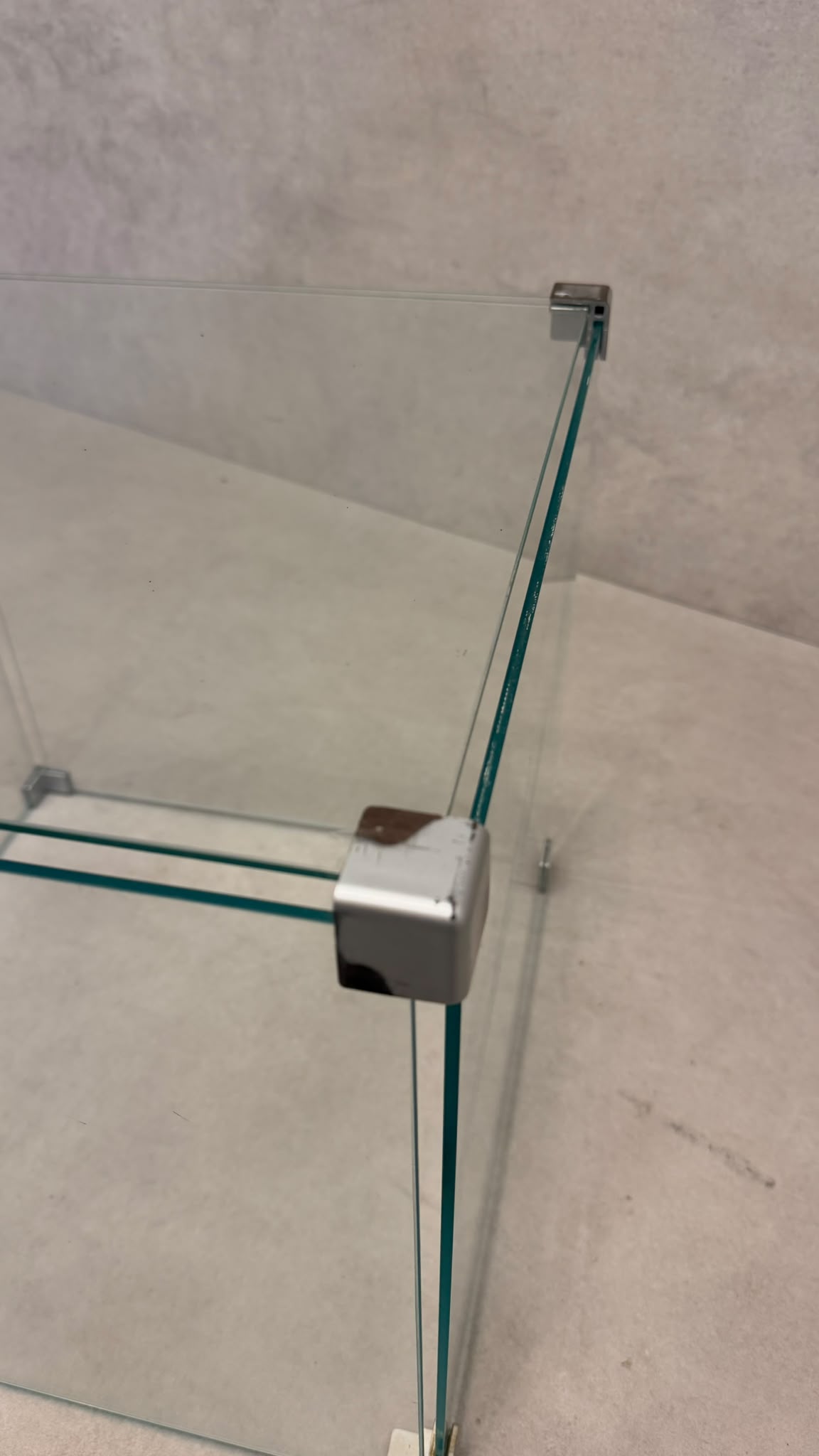 Minimalistischer Design Beistelltisch aus Glas