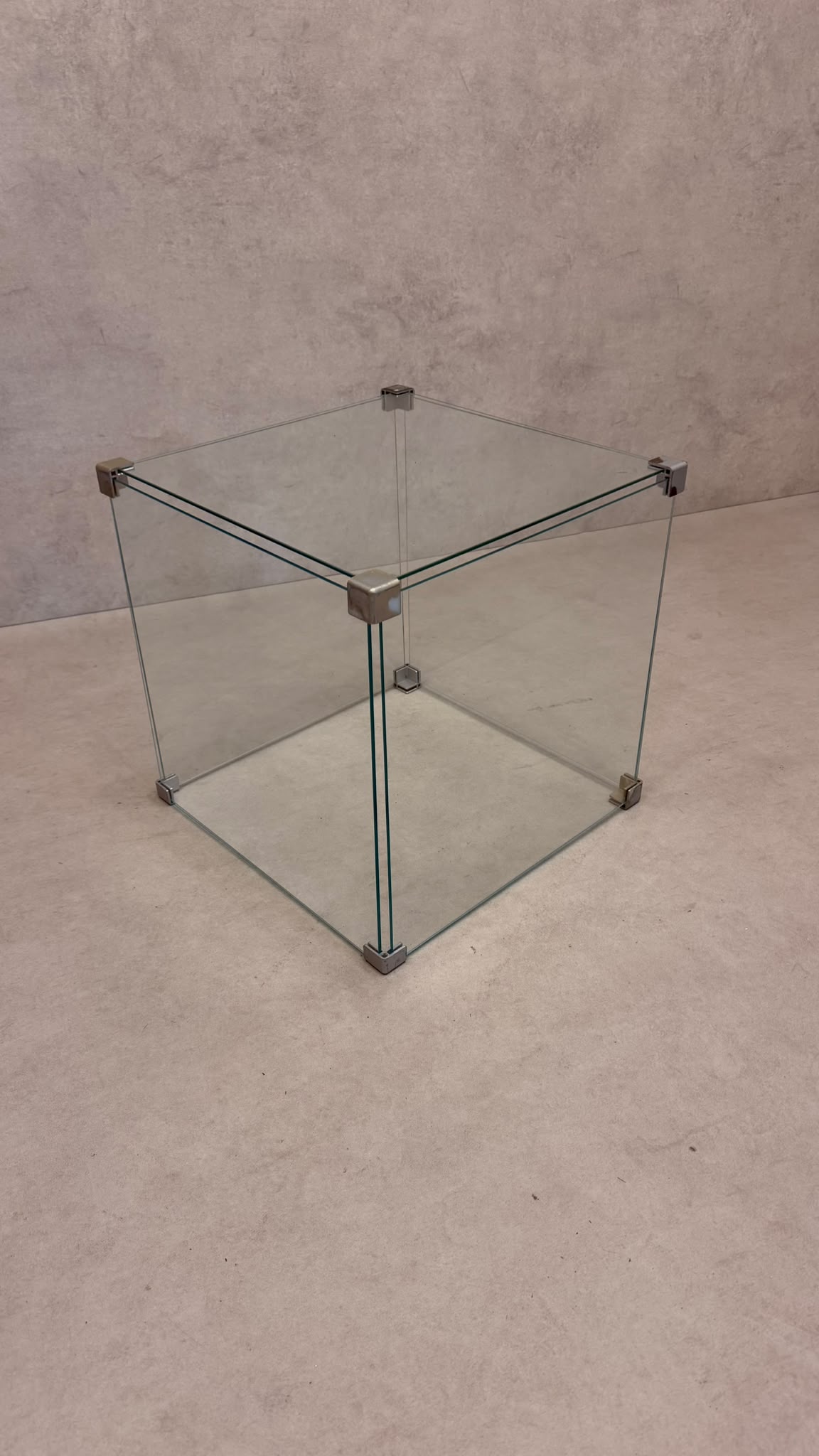 Minimalistischer Design Beistelltisch aus Glas