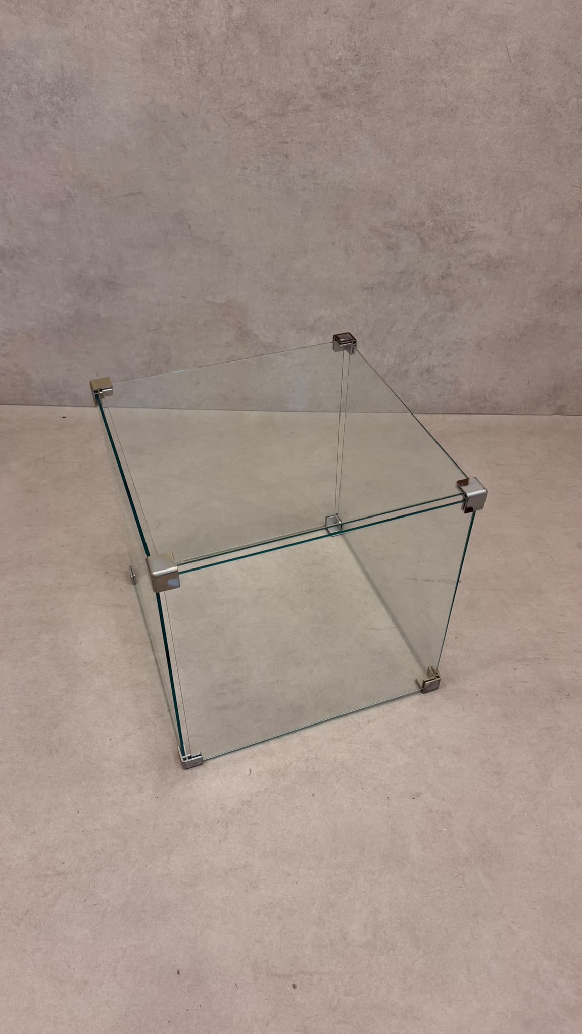 Minimalistischer Design Beistelltisch aus Glas