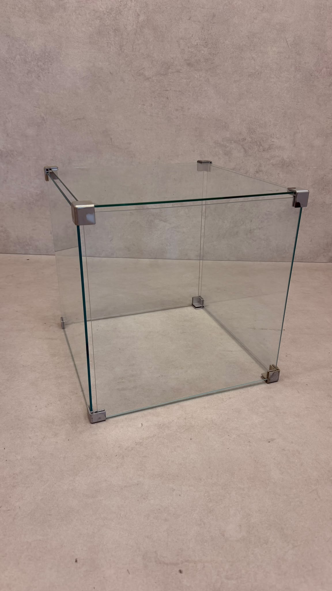 Minimalistischer Design Beistelltisch aus Glas