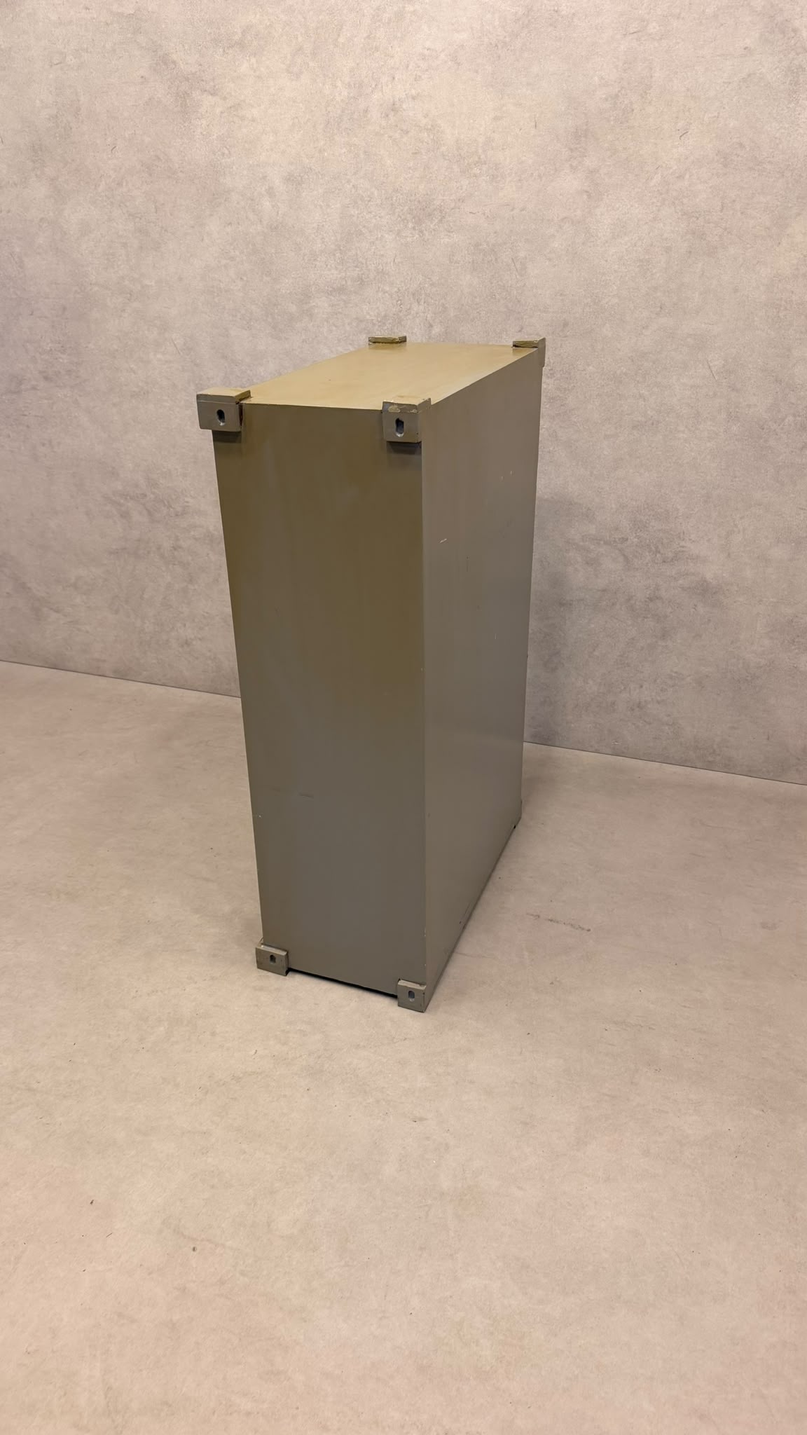 Kommode Schrank im Industrial Container Look in grau gelb