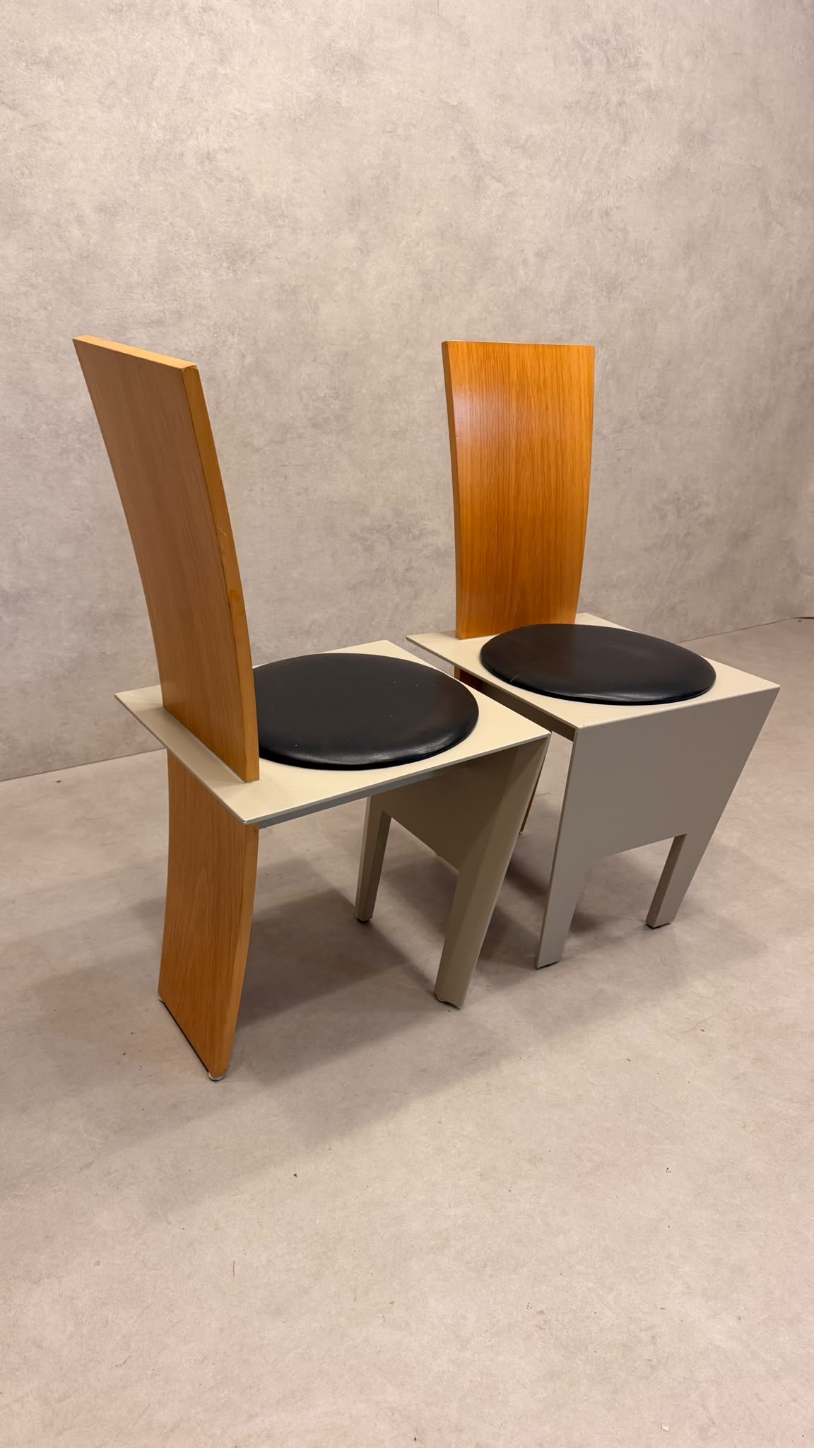 Postmoderne italienische Design Stühle mit Holzrückenlehne