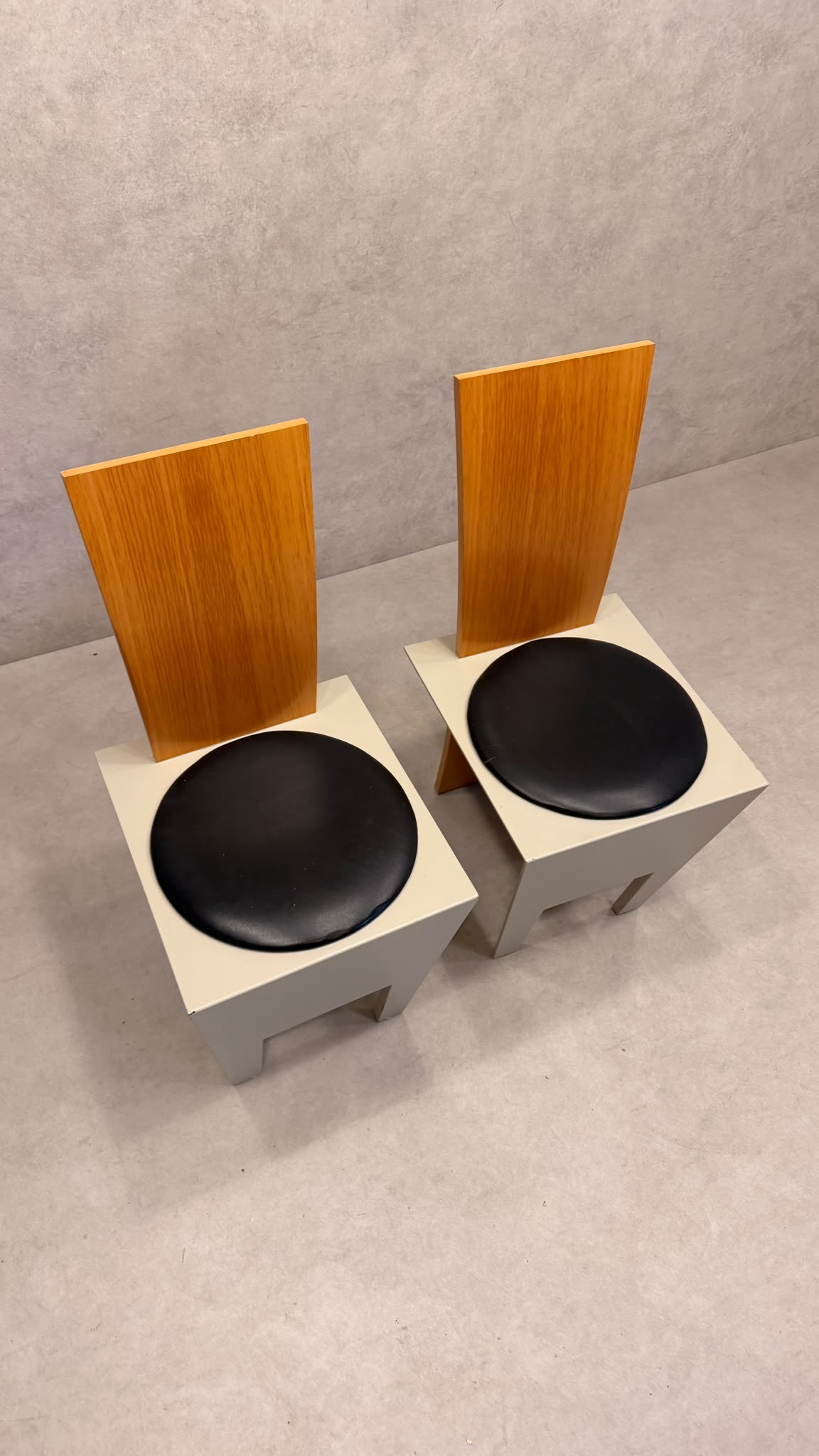 Postmoderne italienische Design Stühle mit Holzrückenlehne