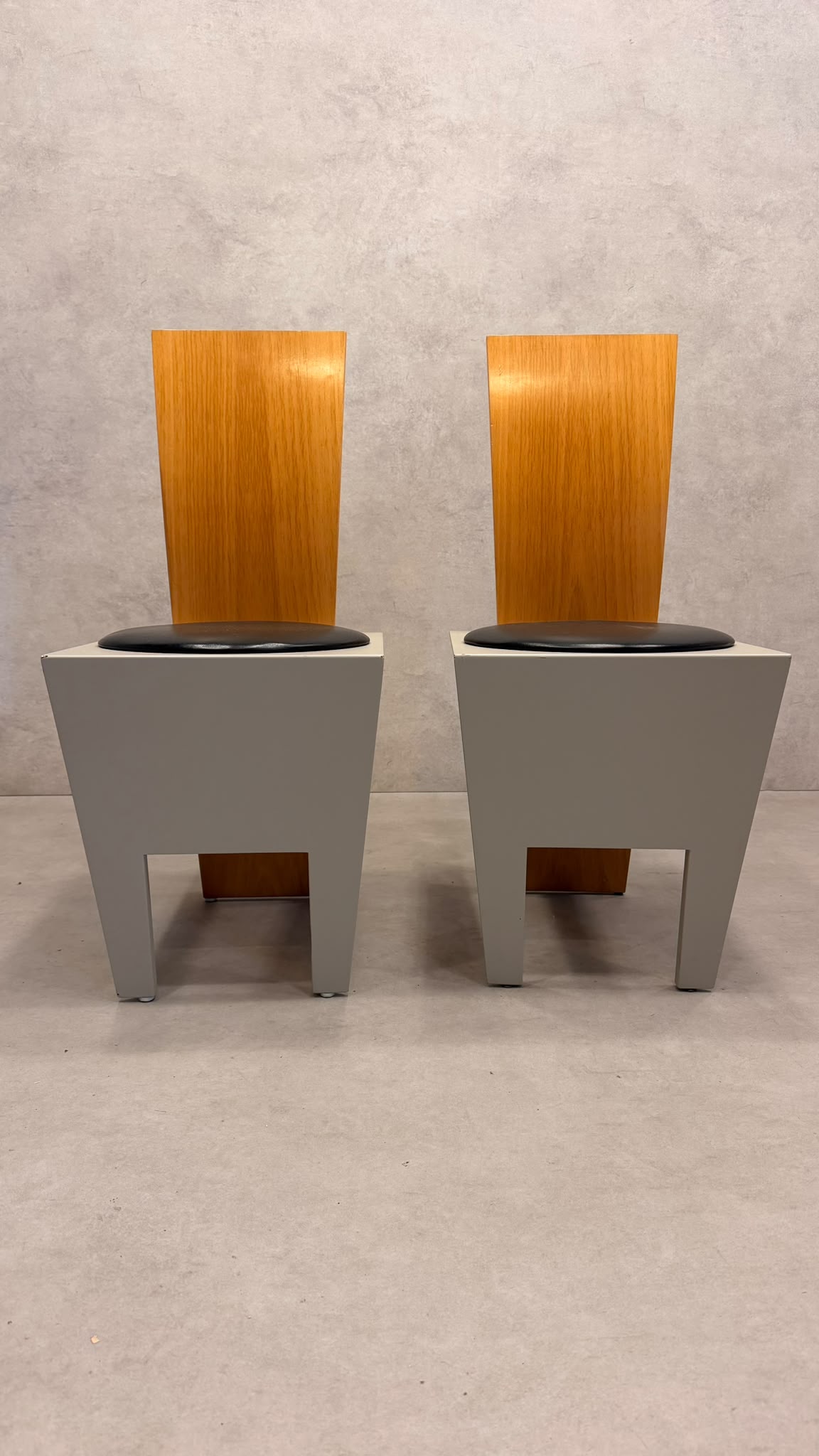 Postmoderne italienische Design Stühle mit Holzrückenlehne