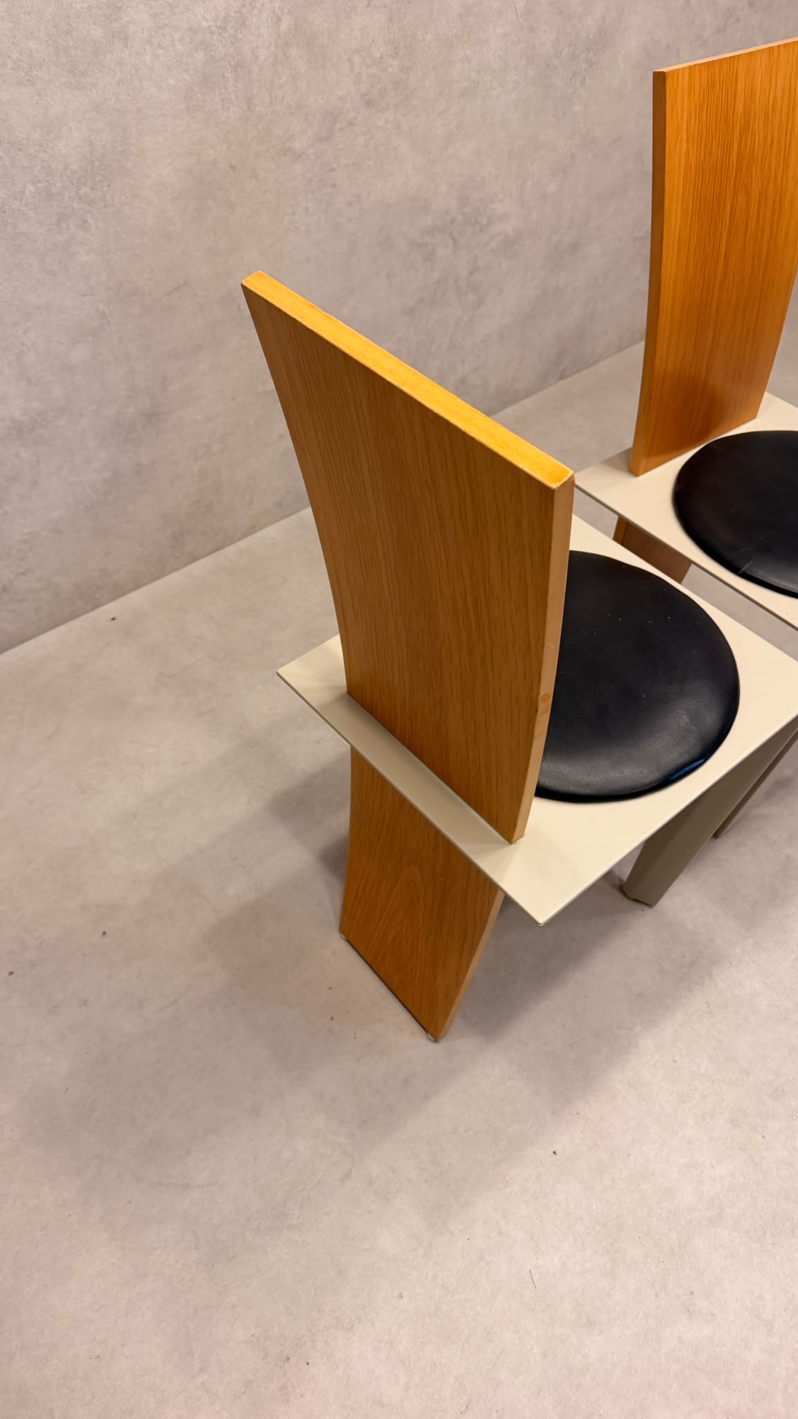Postmoderne italienische Design Stühle mit Holzrückenlehne
