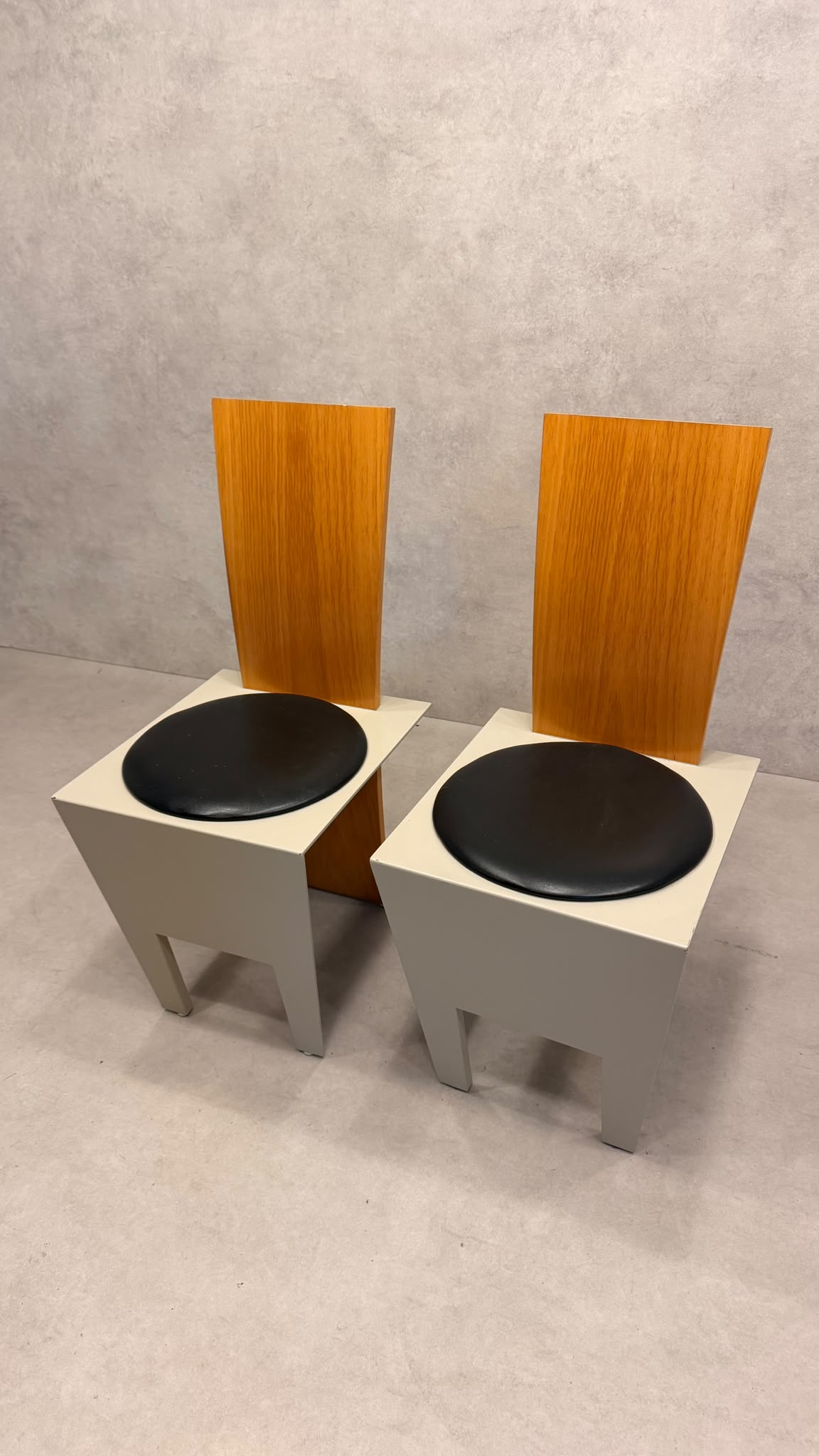 Postmoderne italienische Design Stühle mit Holzrückenlehne