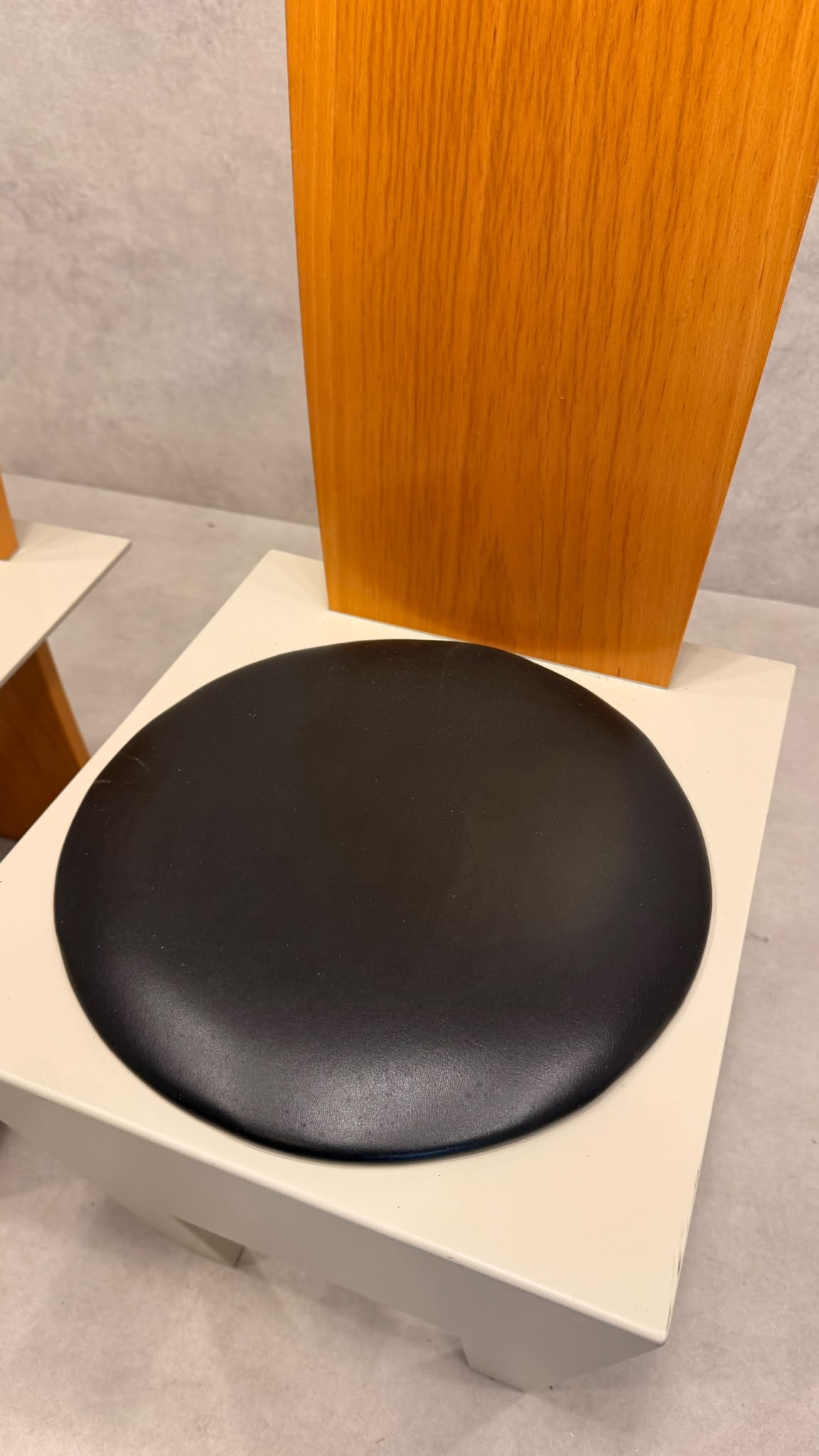Postmoderne italienische Design Stühle mit Holzrückenlehne