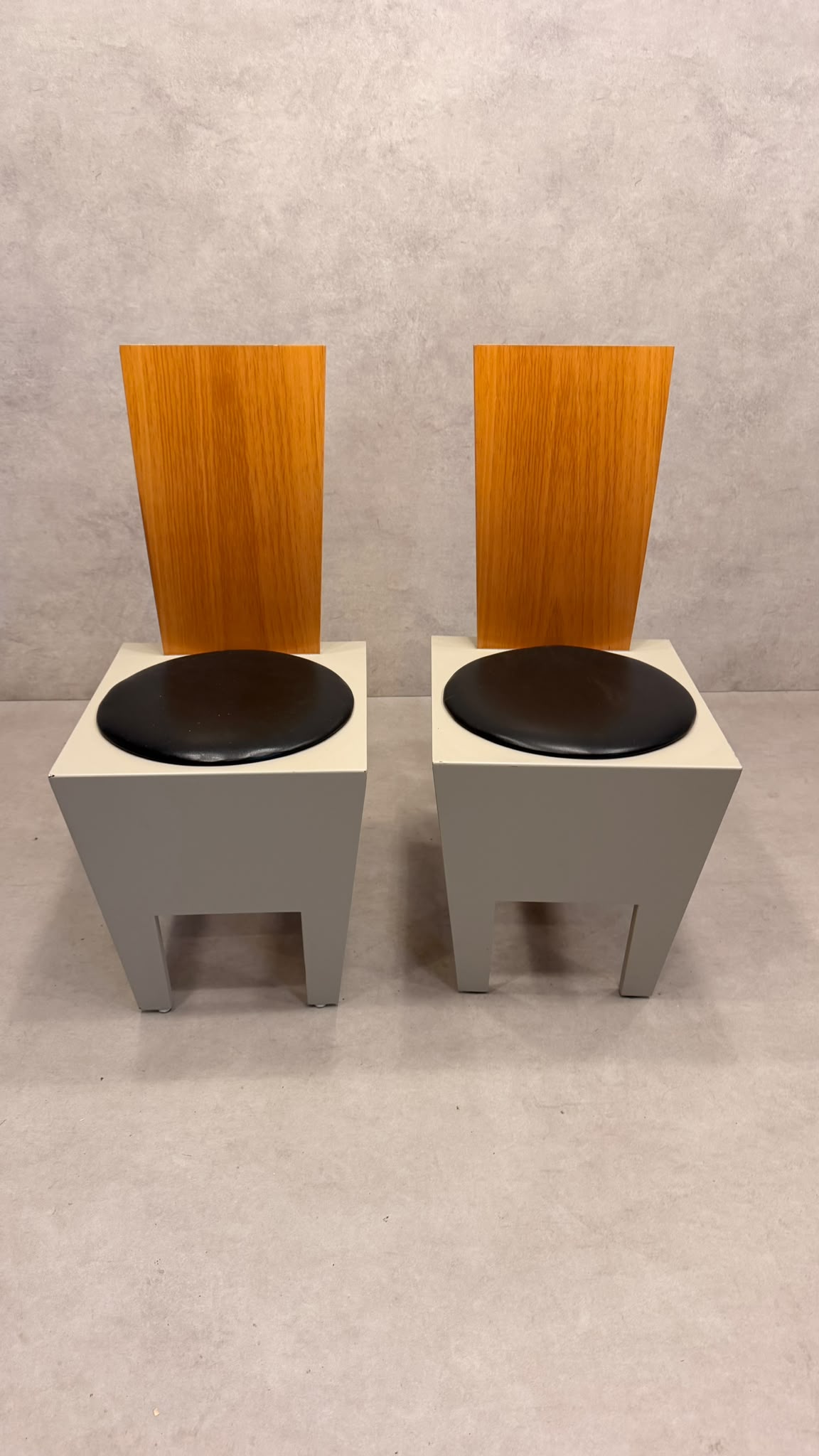 Postmoderne italienische Design Stühle mit Holzrückenlehne