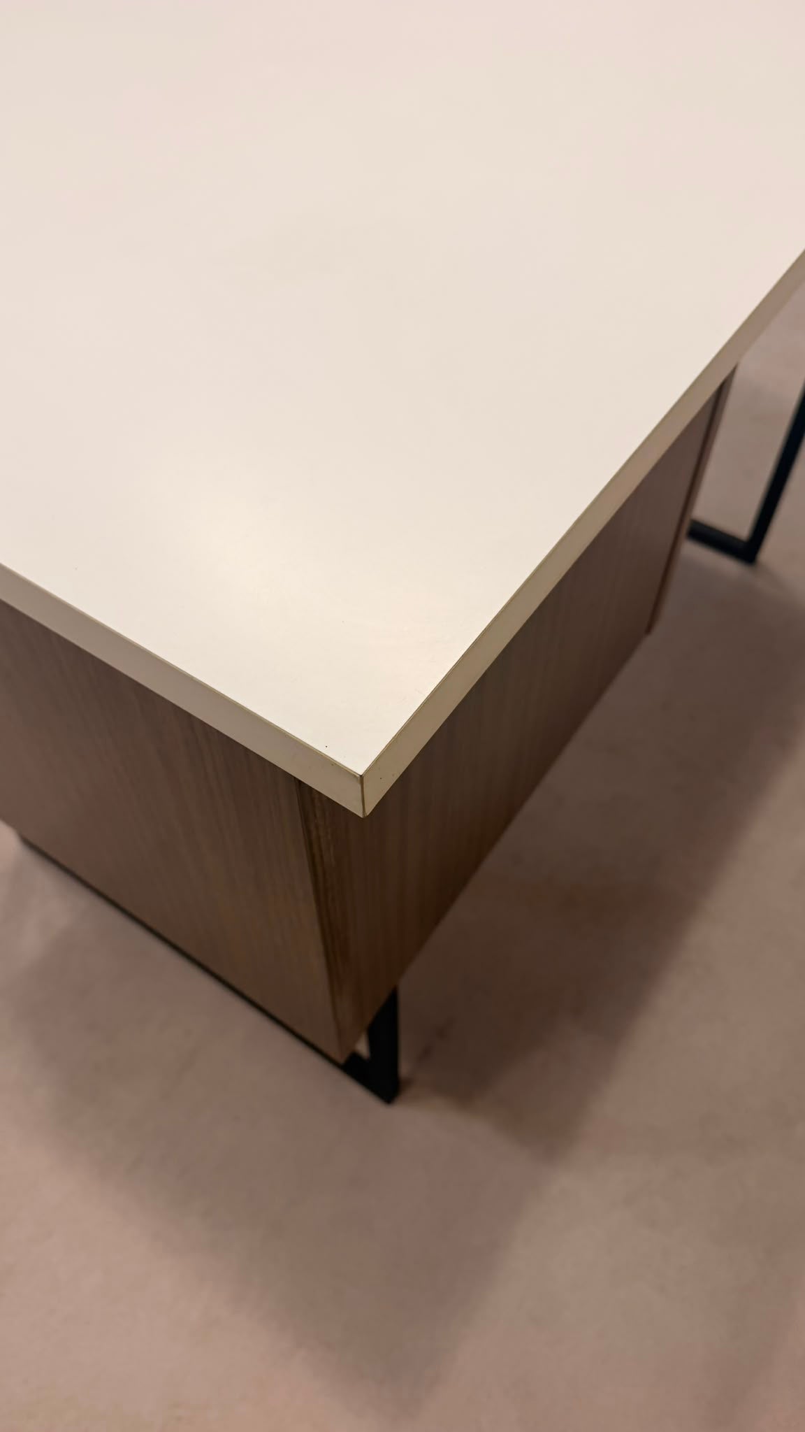 Vintage Schreibtisch mit zwei Schubladen und Metallgestell