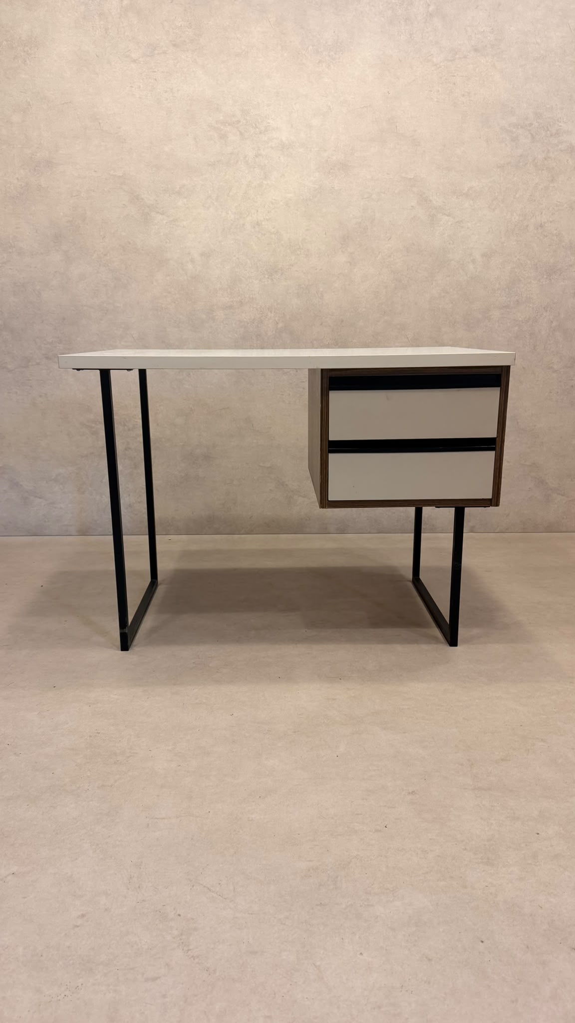 Vintage Schreibtisch mit zwei Schubladen und Metallgestell