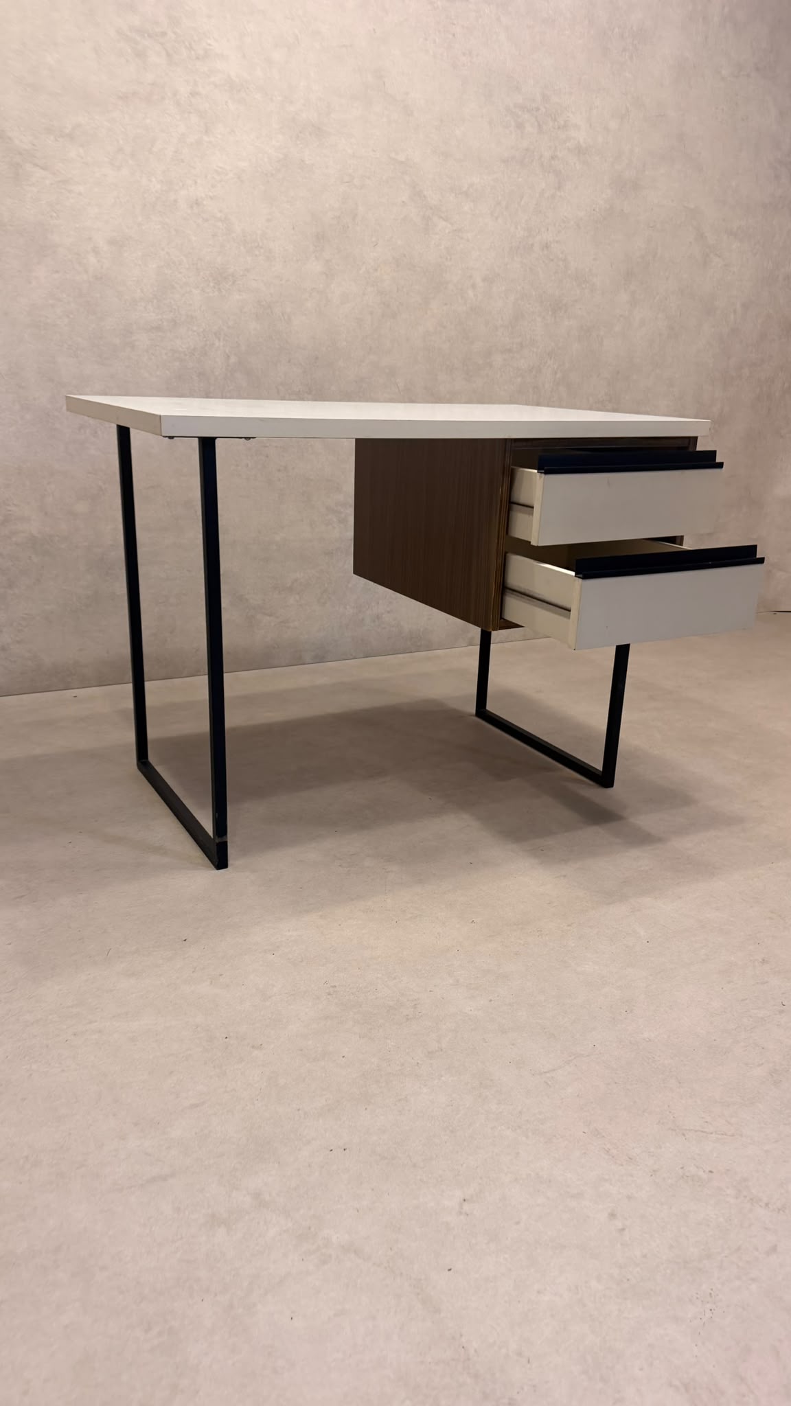 Vintage Schreibtisch mit zwei Schubladen und Metallgestell