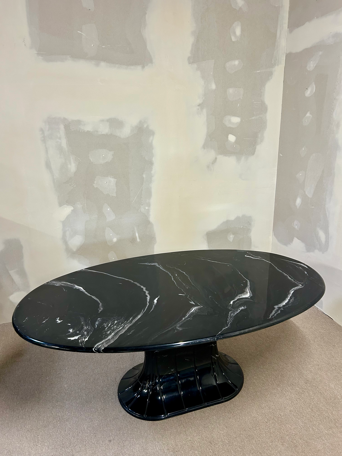 Italienischer Esstisch aus Kunststein Nero-Marquina-Finish