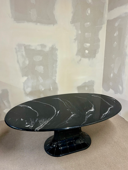 Italienischer Esstisch aus Kunststein Nero-Marquina-Finish