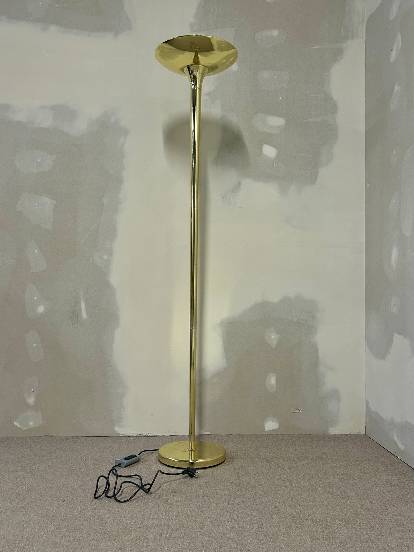 Elegante Stehlampe in Messing
