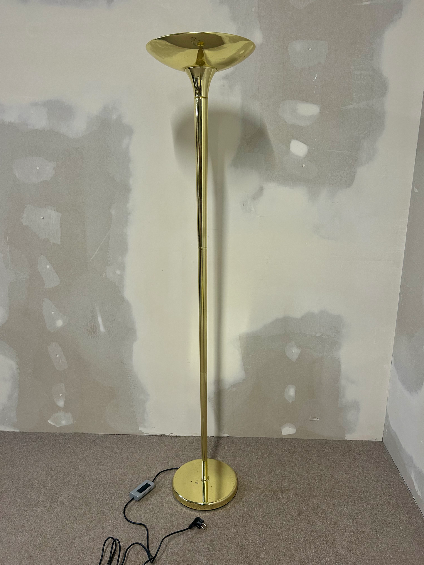 Elegante Stehlampe in Messing
