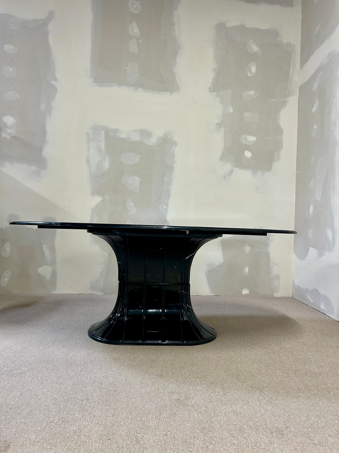 Italienischer Esstisch aus Kunststein Nero-Marquina-Finish